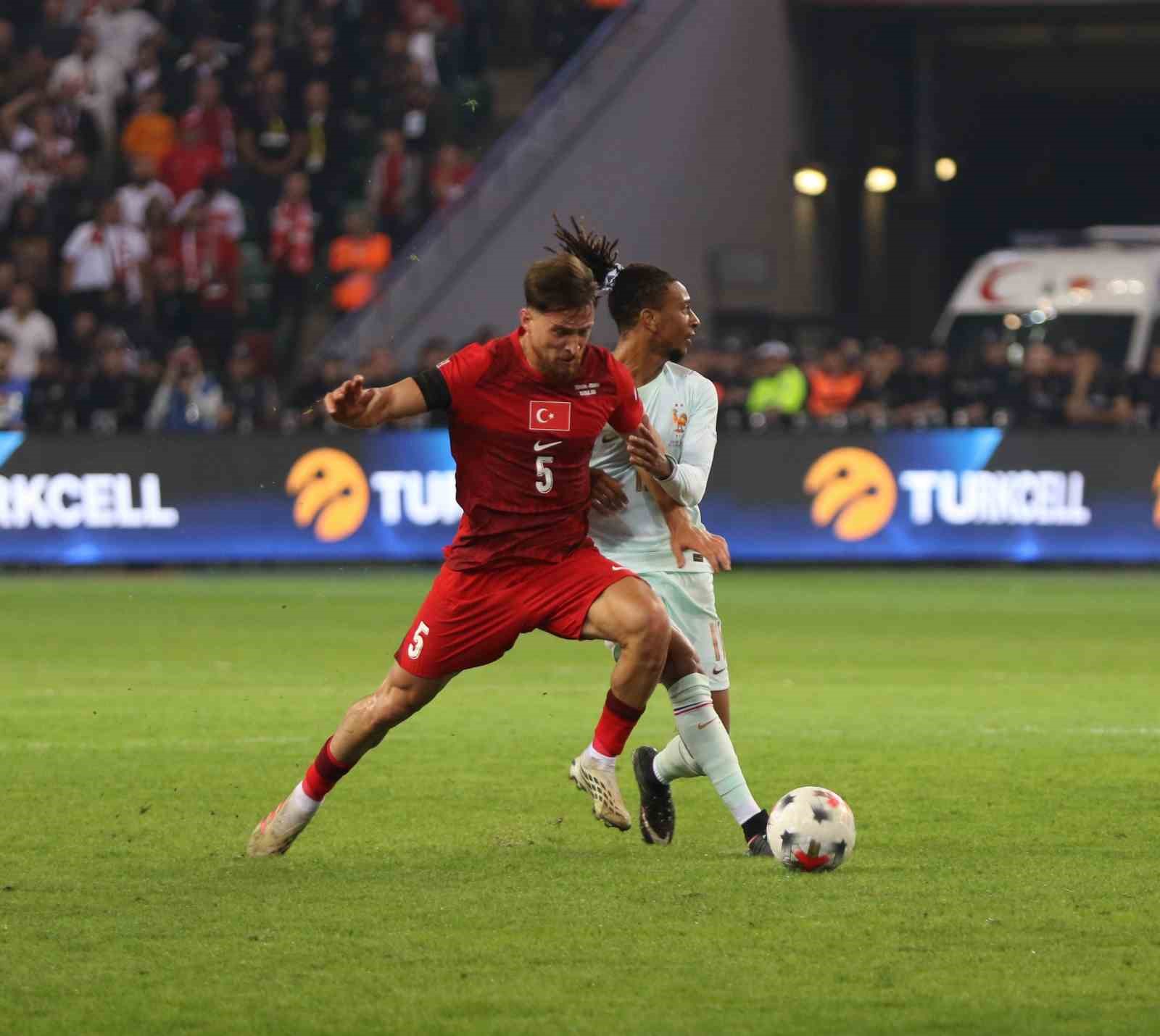 A MİLLİ FUTBOL TAKIMI, UEFA ULUSLAR A LİGİ 1. GRUP İLK MAÇINDA FRANSA İLE KOCAELİ'DE KARŞILAŞIYOR. MÜCADELENİN İLK YARISI GOLSÜZ EŞİTLİKLE TAMAMLANDI.