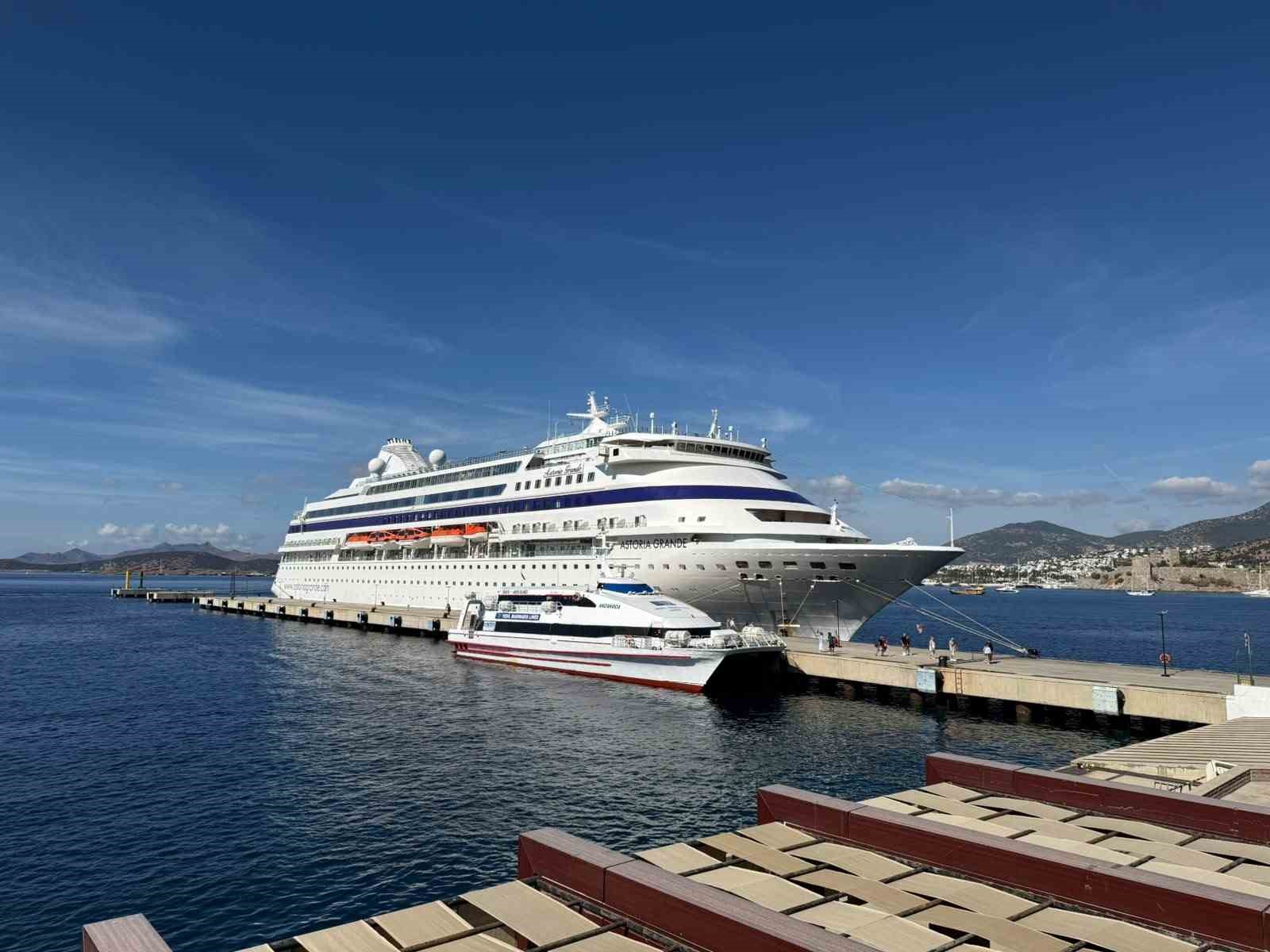 PALAU BAYRAKLI KRUVAZİYER "ASTORİA GRANDE", 447 YOLCUYLA BODRUM'A GELDİ.