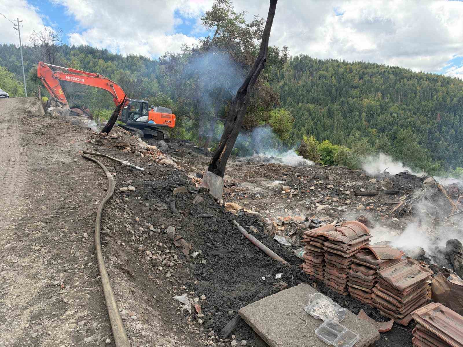 KASTAMONU'NUN İNEBOLU İLÇESİNDE 11 EVİN YANDIĞI KÖYDE İNEBOLU KAYMAKAMLIĞI VE İL ÖZEL İDARESİ EKİPLERİNCE SOĞUTMA VE ENKAZ KALDIRMA ÇALIŞMALARI DEVAM EDİYOR.