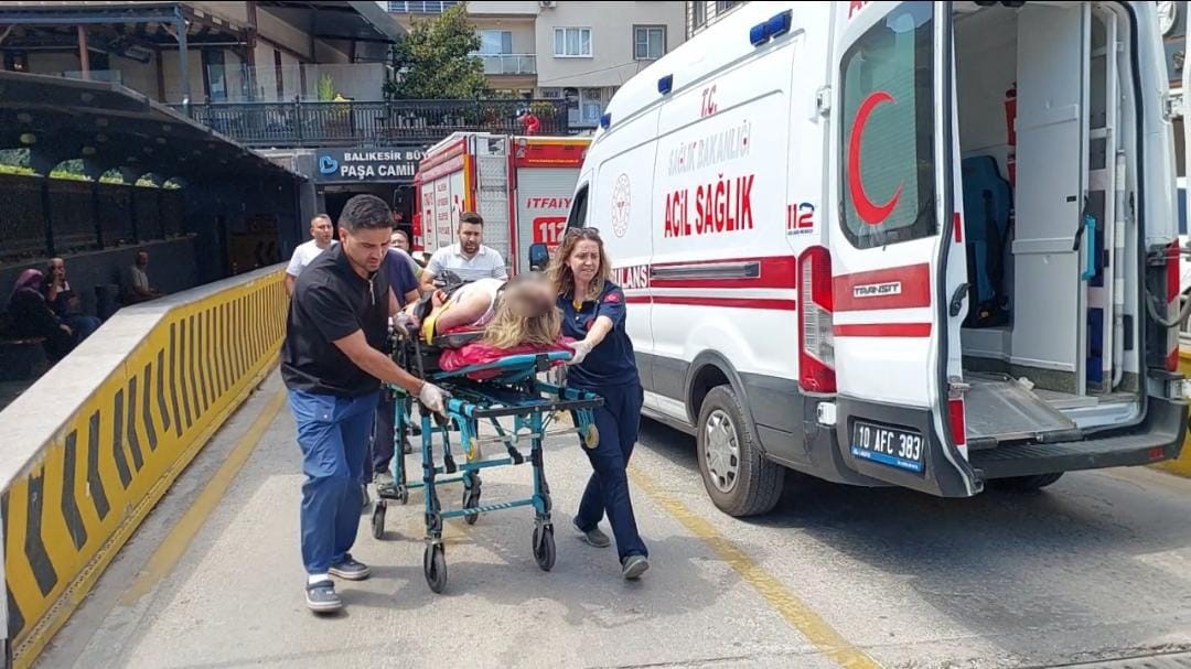 BALIKESİR'İN KARESİ İLÇESİNDE YERALTI OTOPARKINDAN ÇIKIŞ YAPAN OTOMOBİLİN ÇARPTIĞI 27 YAŞINDAKİ F.B., ARACIN ALTINDA KALARAK YARALANDI. İTFAİYE EKİPLERİNİN MÜDAHALESİYLE KURTARILAN KADIN HASTANEYE KALDIRILDI.