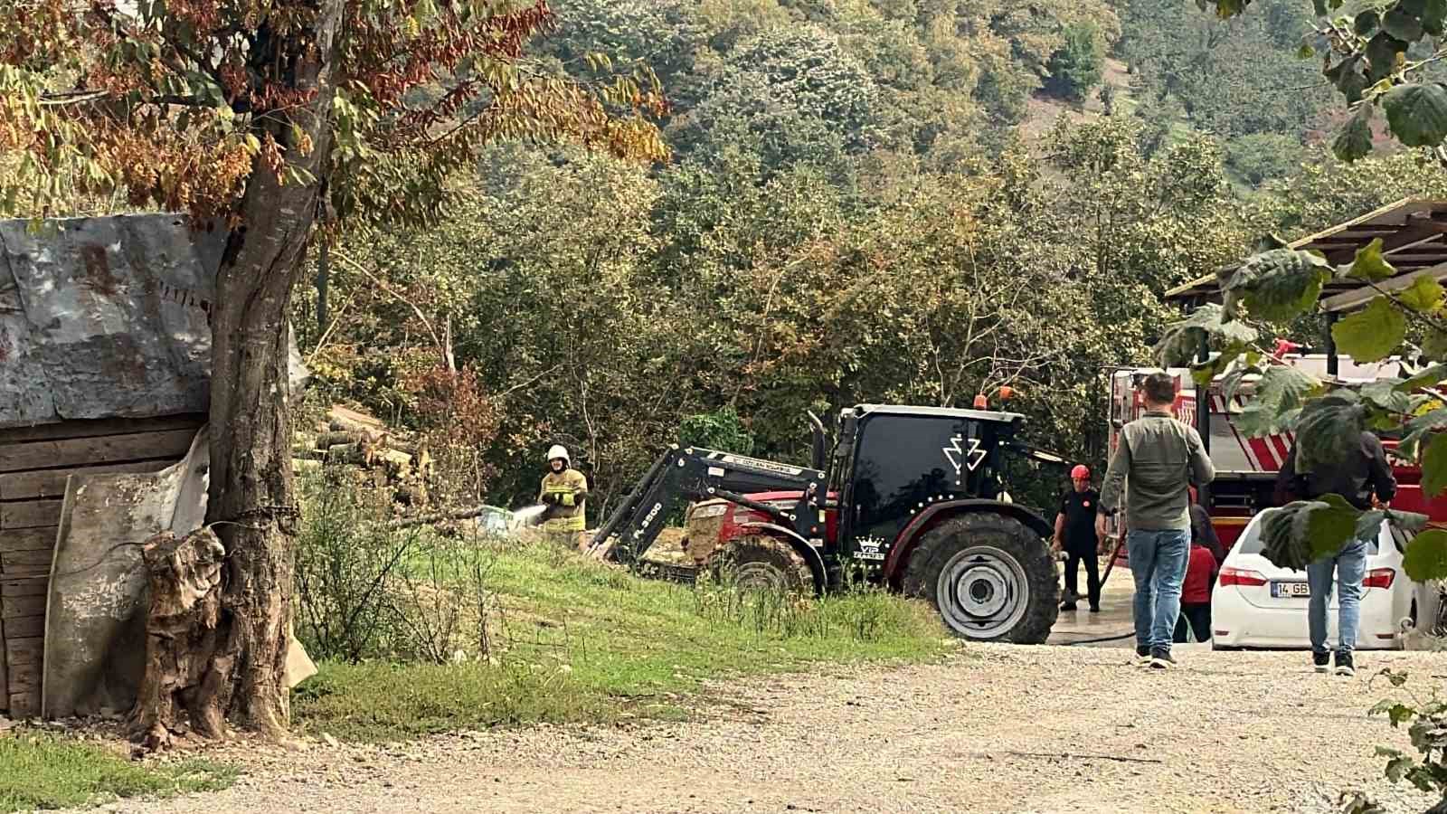 DÜZCE’DE BESİ ÇİFTLİĞİNİN SAMANLIĞINDA ÇIKAN YANGIN EKİPLERİN YOĞUN MÜDAHALESİ SONRASINDA BÖLGEDE BULUNAN DİĞER YAPILARA SIÇRAMADAN SÖNDÜRÜLDÜ.