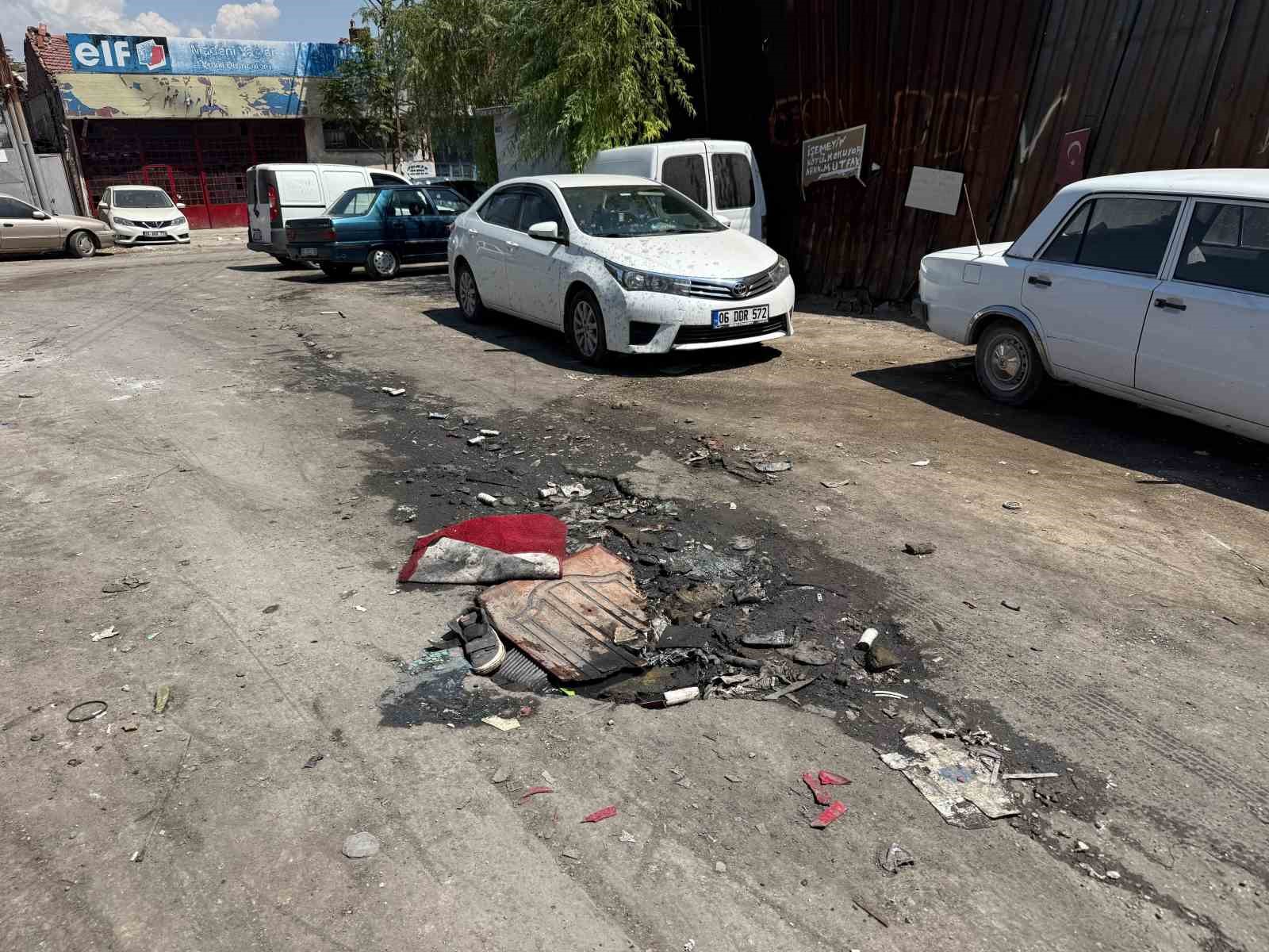 ESKİŞEHİR’İN ODUNPAZARI İLÇESİNE BAĞLI KÜÇÜK SANAYİ SİTESİ’NDEKİ BİR SOKAKTA YOL ÜZERİNDE MEYDANA GELEN DERİN ÇÖKÜNTÜ VE ATIKLAR ULAŞIMI OLUMSUZ ETKİLİYOR.