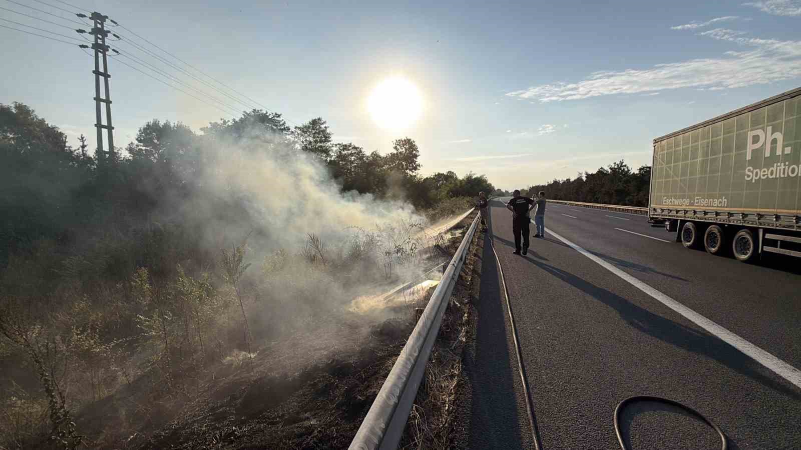 ANADOLU OTOYOLU DÜZCE GEÇİŞİNDE YOL KENARINA ATILAN İZMARİT YANGIN ÇIKARTTI
