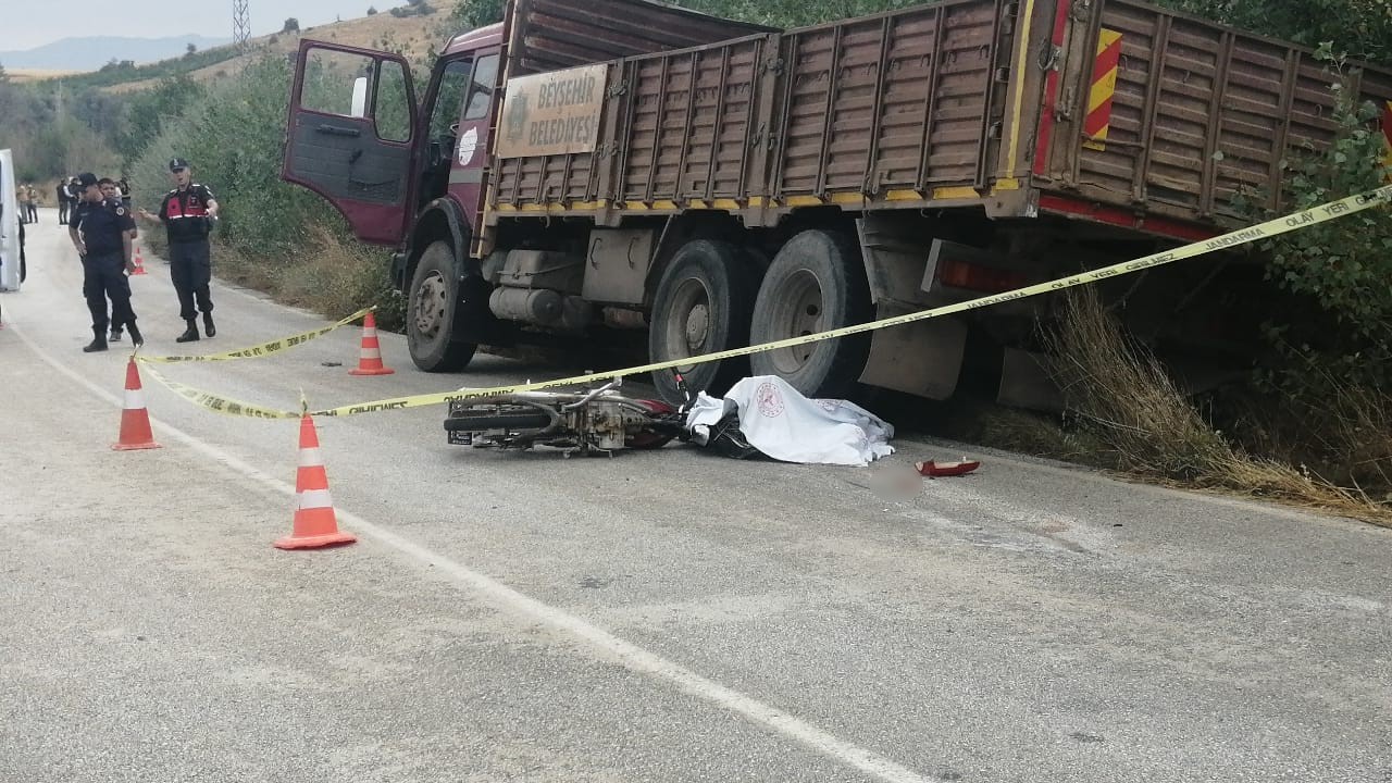ISPARTA'NIN YALVAÇ İLÇESİNDE KAMYONLA MOTOSİKLETİN ÇARPIŞMASI SONUCU MOTOSİKLET SÜRÜCÜSÜ 17 YAŞINDAKİ GENÇ HAYATINI KAYBETTİ.