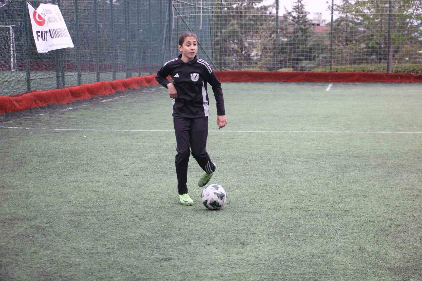 YAKLAŞIK 2 YIL ÖNCE FAALİYETE GEÇEN ANCAK BU KISA SÜREDE BÜYÜK GELİŞME KAYDEDEREK BÜYÜYEN DENİZLİ PAMUKKALE BEŞİKTAŞ FUTBOL OKULUN DA YETİŞEN NURCAN KAZANCIO GALATASARAY AKADEMİ TAKIMINA TRANSFER OLARAK DİKKATLERİ ÜZERİNE ÇEKTİ. SARI KIRMIZILI FUTBOLCU KAZANCIO HEDEFİNİ MİLLİ TAKIM OLARAK BELİRLEDİĞİNİ SÖYLEDİ.