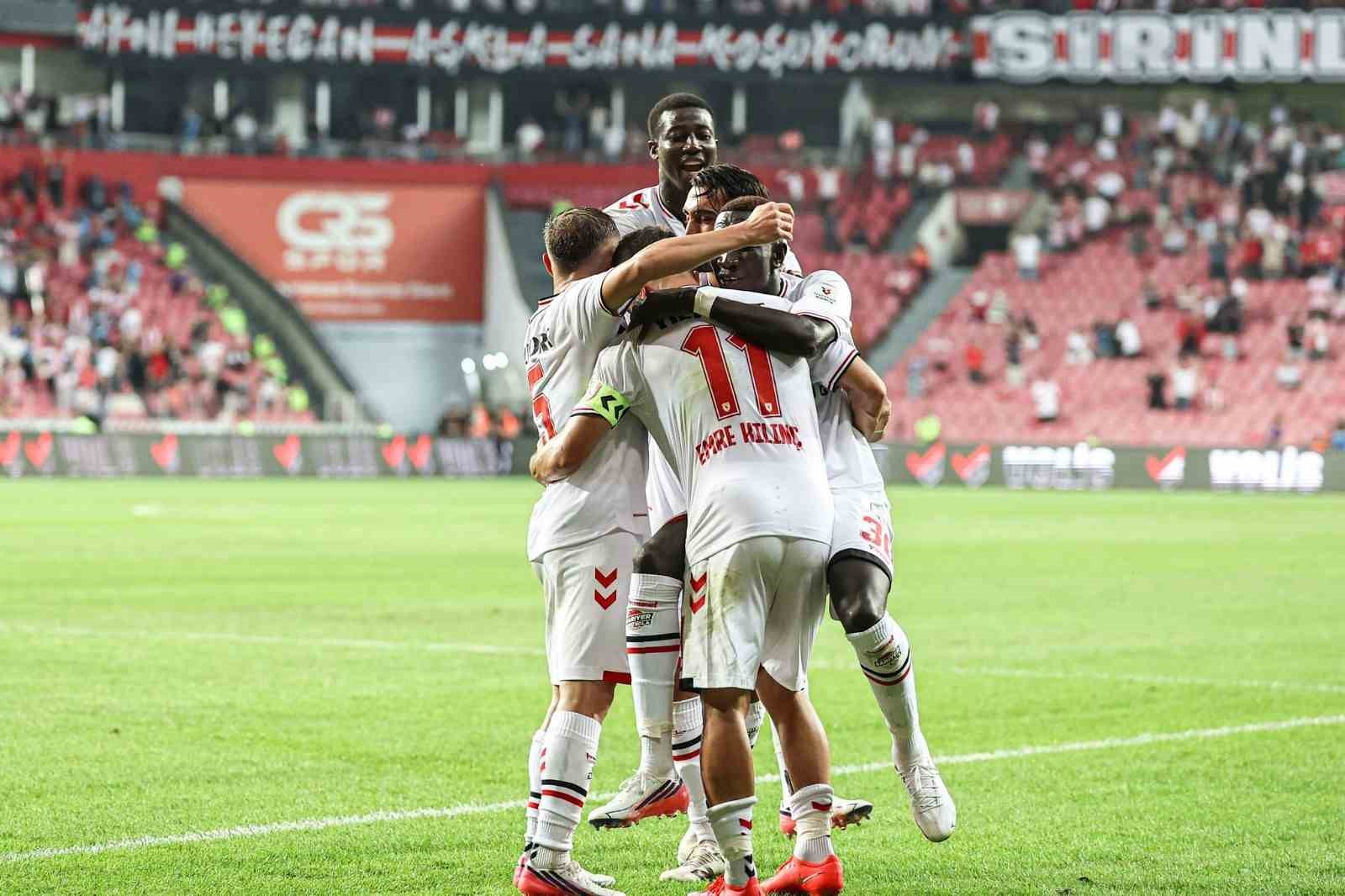 SAMSUNSPOR-GÖZTEPE MÜCADELESİNİN İKİNCİ YARISINDAN KARELER.