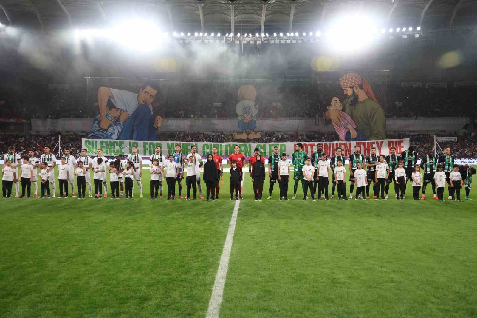 KONYASPOR İLE FİLİSTİN MİLLİ TAKIMI, KONYA'DA OYNANAN DOSTLUK KARŞILAŞMASINDA 2-2 BERABERE KALDI.
