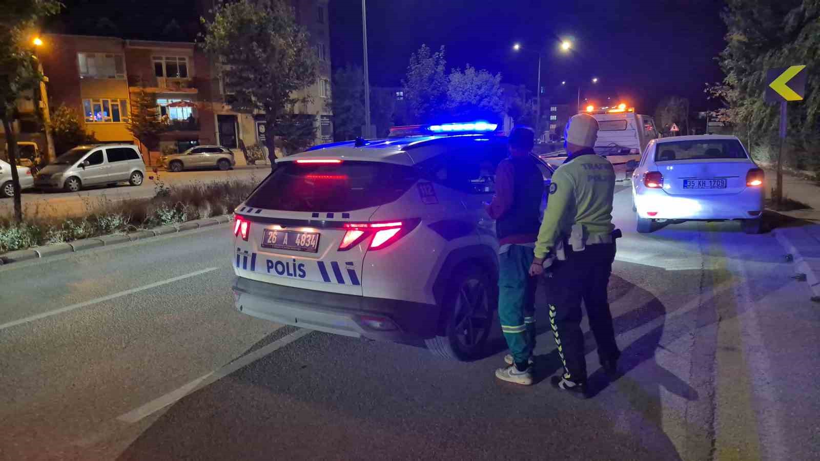 EKİPLERCE KONTROL EDİLEN 11 EA 378 PLAKALI OTOMOBİL SÜRÜCÜSÜ L.B. İSİMLİ ŞAHSIN YASAL SINIRIN ÜZERİNDE ALKOLLÜ OLDUĞU TESPİT EDİLDİ. EHLİYETİNE 6 AY EL KONULAN SÜRÜCÜYE 25 BİN TL CEZA YAZILIRKEN, ARACI ÇEKİCİ İLE OTOPARKA ÇEKİLDİ. SÜRÜCÜ, GEREKLİ İŞLEMLERİN YAPILMASI İÇİN POLİS MERKEZİNE GÖTÜRÜLDÜ.