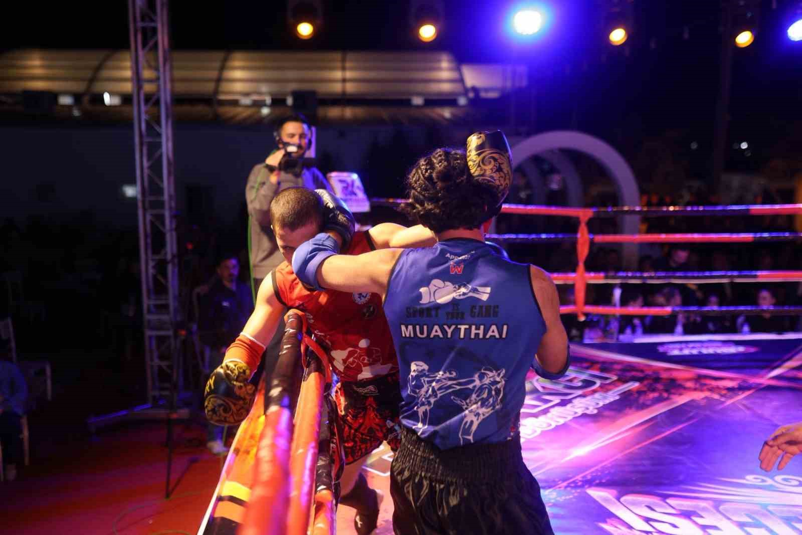 MANİSA’NIN ALAŞEHİR İLÇESİNDE DÜZENLENEN GELENEKSEL MUAYTHAİ GECESİ, 11 İLDEN 18 ELİT MİLLİ SPORCUNUN KATILIMIYLA GERÇEKLEŞTİRİLDİ. BİRBİRİNDEN ÇEKİŞMELİ MÜSABAKALARA SAHNE OLAN ORGANİZASYONDA SPORCULAR, RİNGDEKİ PERFORMANSLARIYLA İZLEYENLERE HEYECAN DOLU ANLAR YAŞATTI.
