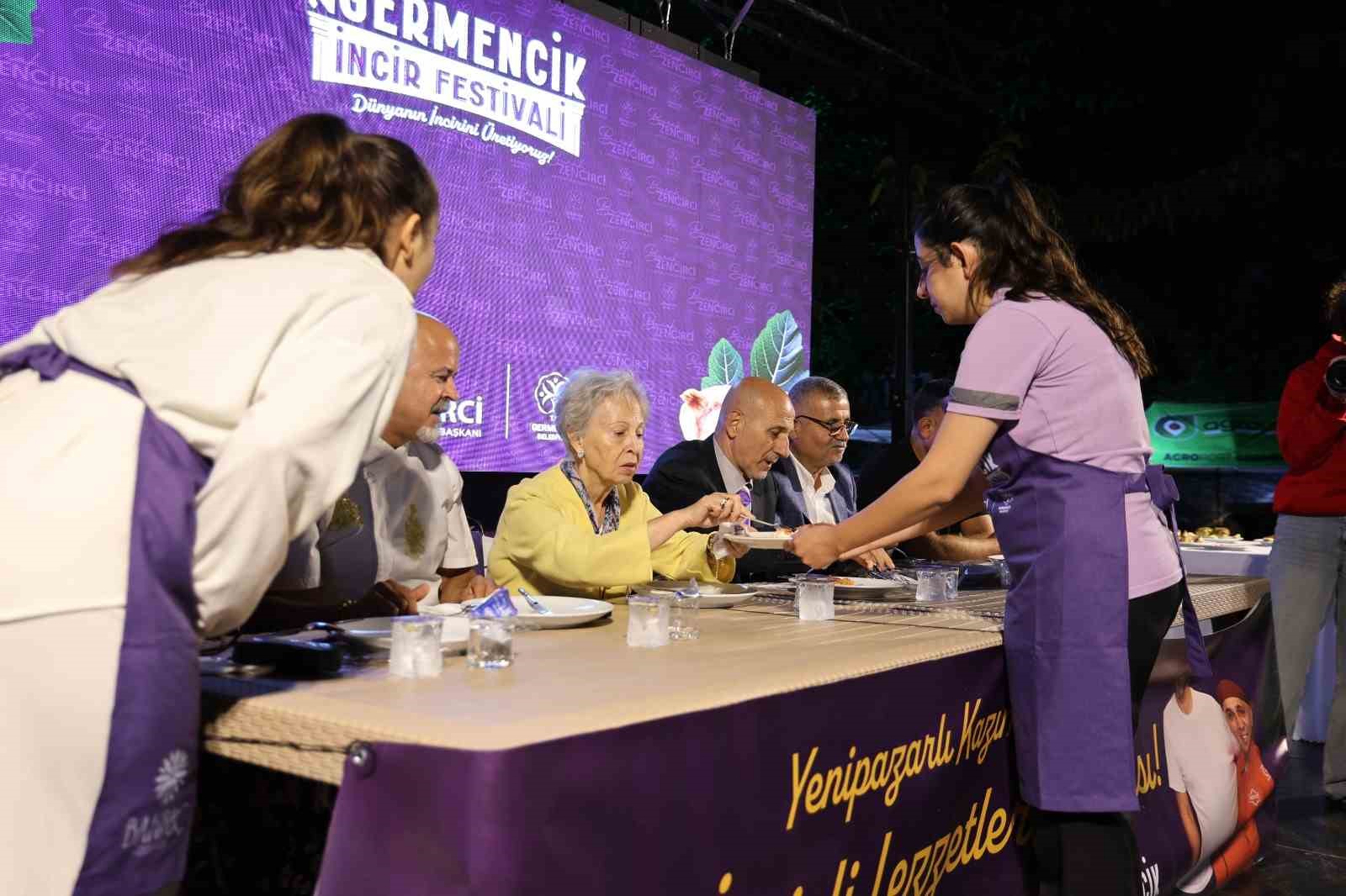 GERMENCİK 22. İNCİR FESTİVALİ’NDE DÜZENLENEN İNCİRLİ LEZZETLER YARIŞMASI'NA İŞTEN ÇIKIP SON ANDA YETİŞEN VE 10 DAKİKA İÇİNDE HAZIRLADIĞI "İNCİRİN ALTIN TAHTI" İSMİNİ VERDİĞİ TATLI İLE YARIŞAN 20 YAŞINDAKİ EDA KAYA, JÜRİDEN TAM PUAN ALARAK BİRİNCİ OLDU.