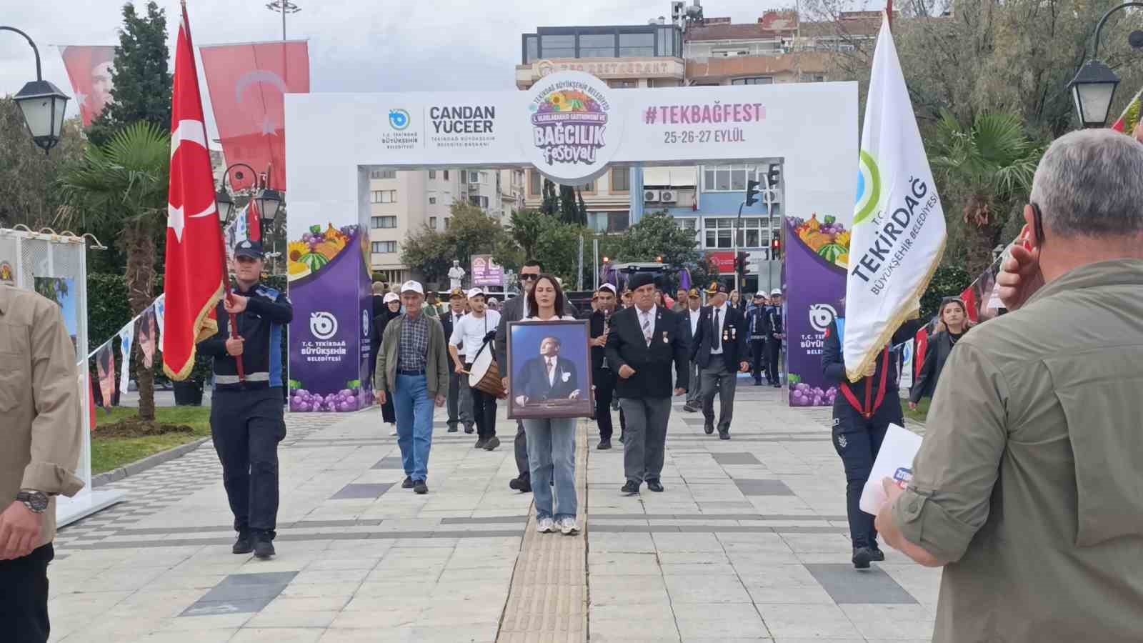 TEKİRDAĞ BÜYÜKŞEHİR BELEDİYESİ TARAFINDAN BU YIL İLK KEZ DÜZENLENEN 1. ULUSLARARASI GASTRONOMİ VE BAĞCILIK FESTİVALİ, KORTEJ YÜRÜYÜŞÜ, HALK OYUNLARI GÖSTERİLERİ VE ÇEŞİTLİ ETKİNLİKLERLE BAŞLADI. TÜRKİYE’NİN YANI SIRA FARKLI ÜLKELERDEN ŞEFLERİN DE KATILDIĞI FESTİVALDE, TEKİRDAĞ’IN YÖRESEL LEZZETLERİ, COĞRAFİ İŞARETLİ ÜRÜNLERİ VE BAĞCILIK KÜLTÜRÜ TANITILACAK.