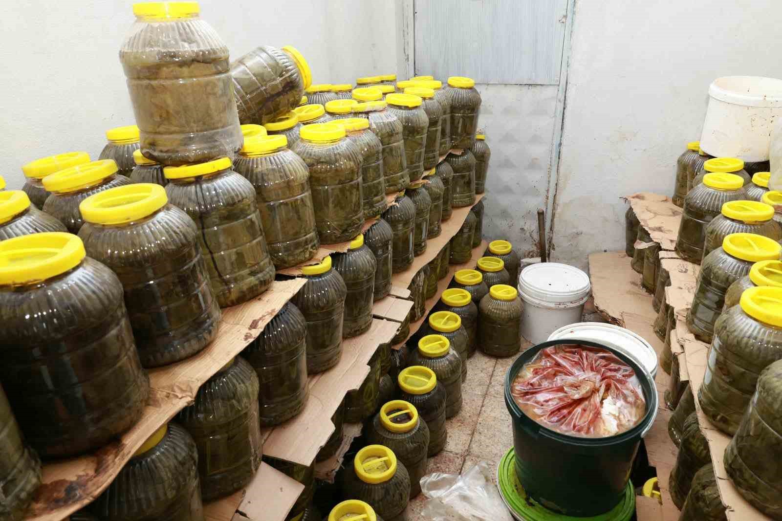 OSMANGAZİ BELEDİYESİ, HALK SAĞLIĞINI TEHDİT EDENLERE KARŞI DENETİMLERİNİ 7 GÜN 24 SAAT SÜRDÜRÜYOR. OSMANGAZİ BELEDİYESİ ZABITA MÜDÜRLÜĞÜ EKİPLERİNİN GERÇEKLEŞTİRDİĞİ DENETİMDE, RUHSATSIZ BİR DEPODA SAĞLIKSIZ KOŞULLARDA MUHAFAZA EDİLEN VE KÜFLENDİĞİ TESPİT EDİLEN YAKLAŞIK 6 BİN 500 KİLOGRAM GIDA ÜRÜNÜ ELE GEÇİRİLEREK İMHA EDİLDİ.
