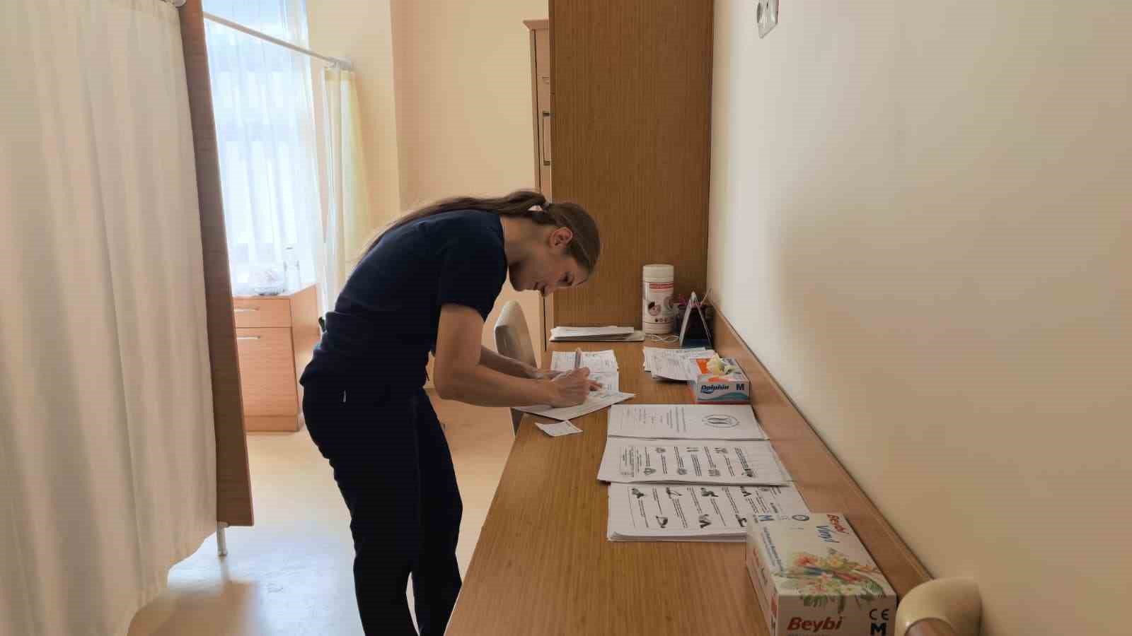BURSA’NIN İNEGÖL İLÇESİNDE, İNEGÖL DEVLET HASTANESİ’NDE HEMŞİRE OLARAK GÖREV YAPAN 37 YAŞINDAKİ MİLLİ BİSİKLETÇİ REYHAN YAKIŞIR, İTALYA’DA DÜZENLENECEK AKDENİZ OYUNLARI’NDA TÜRKİYE’Yİ TEMSİL EDECEK. PANDEMİ DÖNEMİNDE SPOR SALONLARININ KAPANMASININ ARDINDAN BİSİKLET SPORUNA YÖNELEN YAKIŞIR, 5 YILLIK SPOR KARİYERİNDE ÖNEMLİ BAŞARILARA İMZA ATTI. BAŞARILI SPORCU, SON 3 YILDA KATILDIĞI YARIŞMALARDA 5 TÜRKİYE ŞAMPİYONLUĞU VE 4 BALKAN ŞAMPİYONLUĞU ELDE ETTİ.