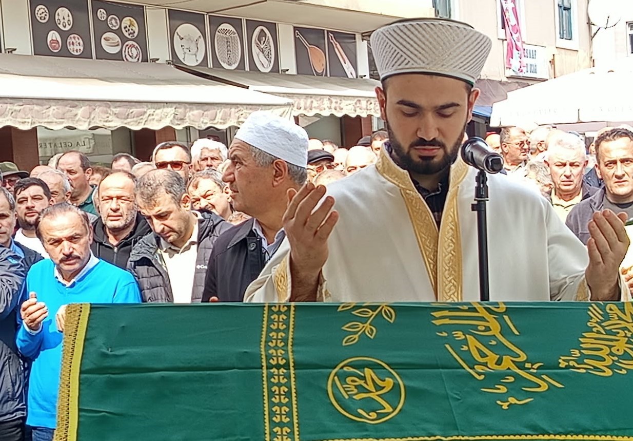 OTOPSİ İŞLEMLERİNİN ARDINDAN AİLESİNE TESLİM EDİLEN CENAZE BUGÜN TRABZON'UN BEŞİKDÜZÜ İLÇE MERKEZİNE GETİRİLDİ. MERKEZ CAMİİ'NDE ÖĞLE NAMAZI SONRASINDA CENAZE NAMAZI KILINIRKEN, NAMAZIN ARDINDAN İLÇEYE BAĞLI ZEMBEREK MAHALLESİNE SON YOLCULUĞUNU UĞURLANDI.
