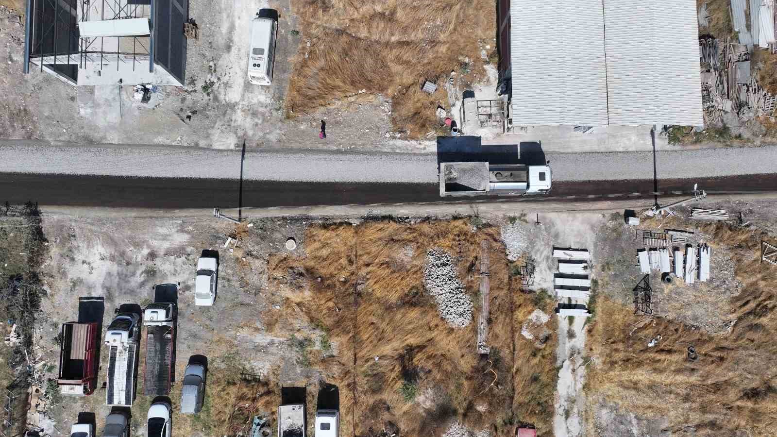 AHMET AKIN SÖZÜNÜ TUTTU, SANAYİ ESNAFININ YÜZÜ GÜLDÜ . BİN 600 METRELİK SATHİ KAPLAMA ÇALIŞMASIYLA YENİLENEN SANAYİ YOLU, UZUN ZAMANDIR YAŞANAN TOZ VE ÇAMUR SORUNUNDAN KURTULMUŞ OLDU.
