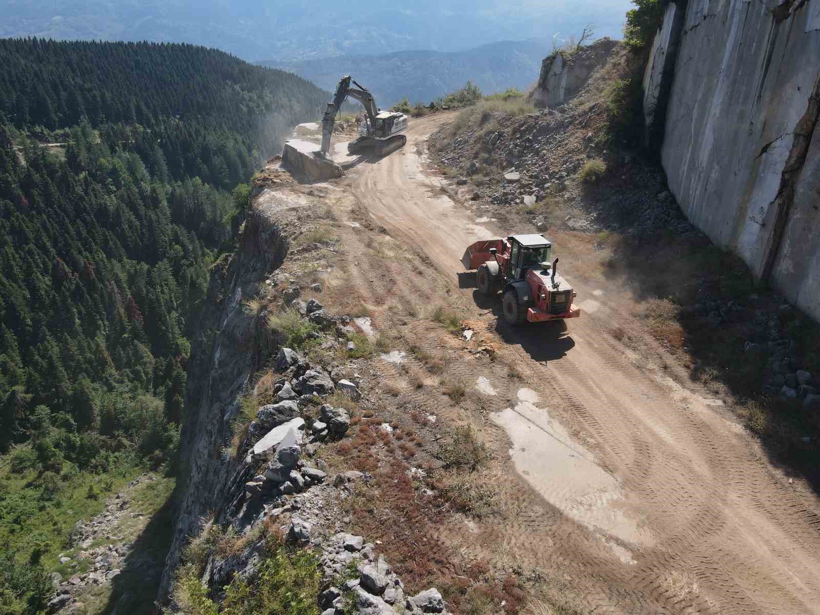 KASTAMONU İL ÖZEL İDARESİ EKİPLERİ, ESKİ MADEN OCAĞINDAN ALDIĞI KAYA VE TAŞLARLA SELDE ZARAR GÖREN KOY YOLLARINI ONARIYOR.