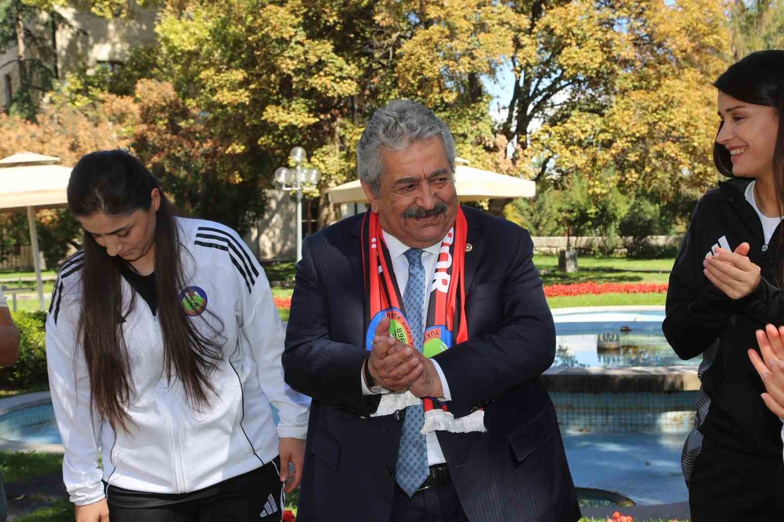 TÜRKİYE KADIN FUTBOL SÜPER LİGİ'NDE MÜCADELE EDEN YÜKSEKOVA SPOR KULÜBÜ, TBMM'DE MİLLİYETÇİ HAREKET PARTİSİ(MHP) GENEL BAŞKAN YARDIMCISI FETİ YILDIZ'I ZİYERET ETTİ.