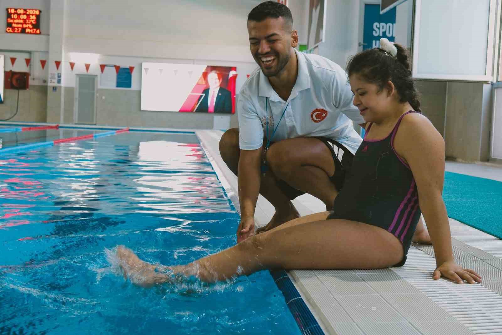 AYDIN’DA ÖZEL SPORCULAR, PINARBAŞI YÜZME HAVUZU’NDA DÜZENLENEN ÇALIŞMALARLA YÜZME SPORUYLA BULUŞTURULUYOR.