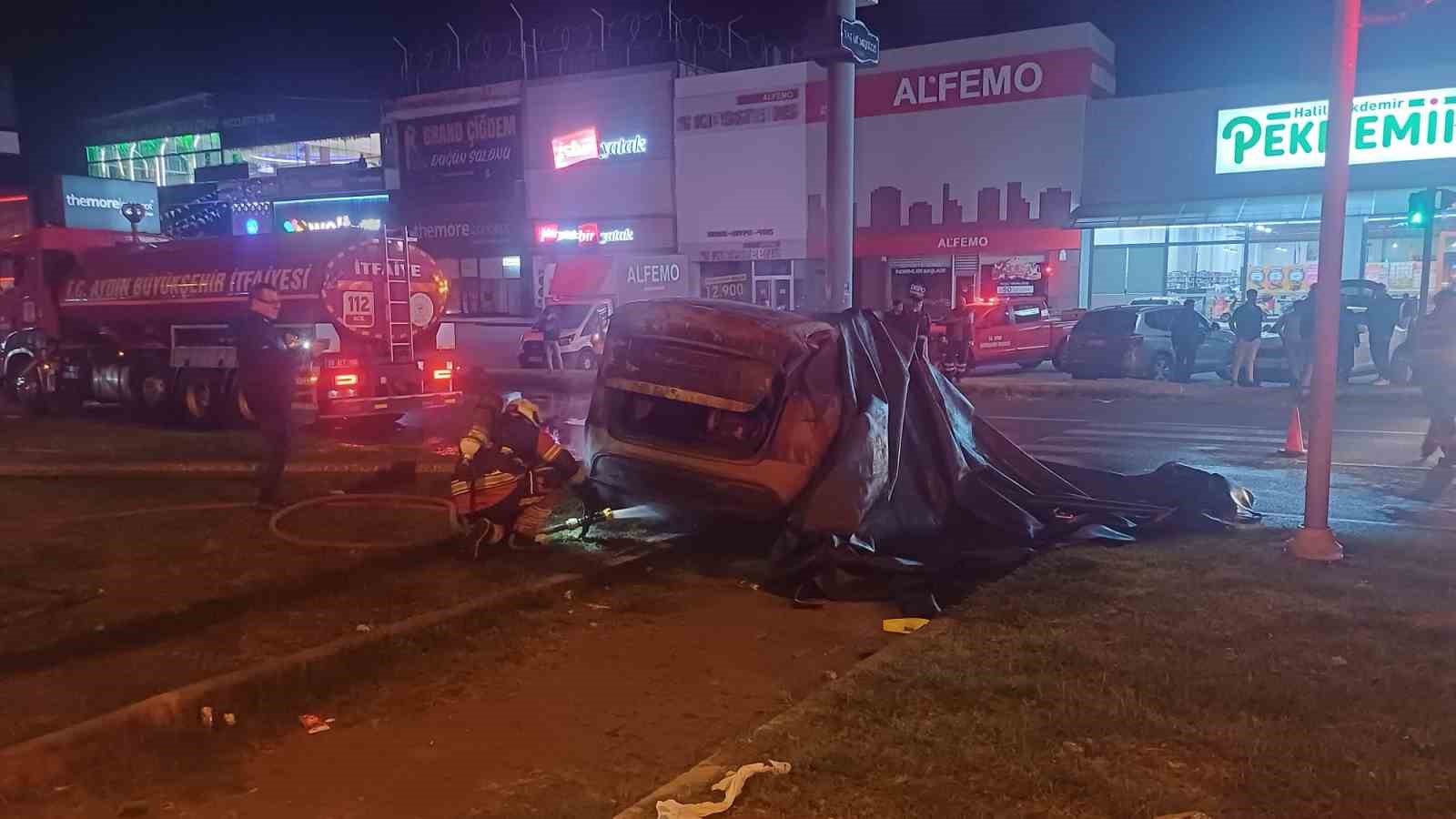 AYDIN’IN EFELER İLÇESİNDE TIRLA ÇARPIŞTIKTAN SONRA ALEV TOPUNA DÖNEN TESLA MARKA ELEKTRİKLİ OTOMOBİLİN YANGININA İTFAİYE EKİPLERİ, 3 BİN DERECEYE KADAR DAYANIKLI ÖZEL YANGIN BATTANİYESİYLE MÜDAHALE ETTİ, YAKLAŞIK 3 SAAT SÜREN ÇALIŞMALARIN ARDINDAN SÖNDÜRÜLEN OTOMOBİL İSE KÜLE DÖNDÜ.
