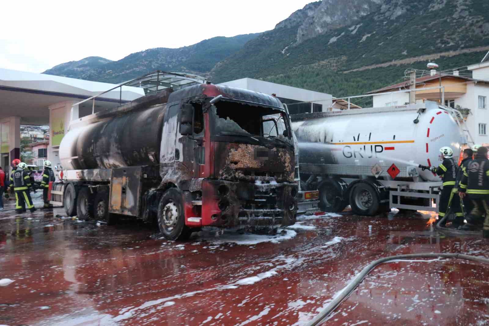 ENİZLİ’DE AKARYAKIT İSTASYONUNDA YAKIT İKMALİ YAPAN TANKERDE ÇIKAN YANGIN İTFAİYE EKİPLERİNİN YANGIN SÖNDÜRME KÖPÜĞÜ MÜDAHALESİYLE SÖNDÜRÜLDÜ. SOĞUTMA ÇALIŞMALARI DRONE İLE AVADAN GÖRÜNTÜLENDİ.
