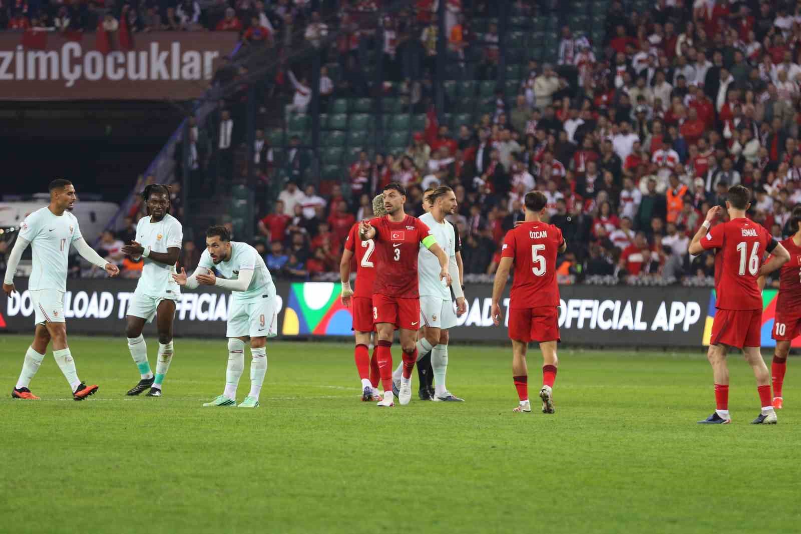 A MİLLİ FUTBOL TAKIMI, UEFA ULUSLAR A LİGİ 1. GRUP İLK MAÇINDA FRANSA İLE KOCAELİ'DE KARŞILAŞIYOR. MÜCADELENİN 15 DAKİKASI GOLSÜZ EŞİTLİKLE GEÇİLDİ.