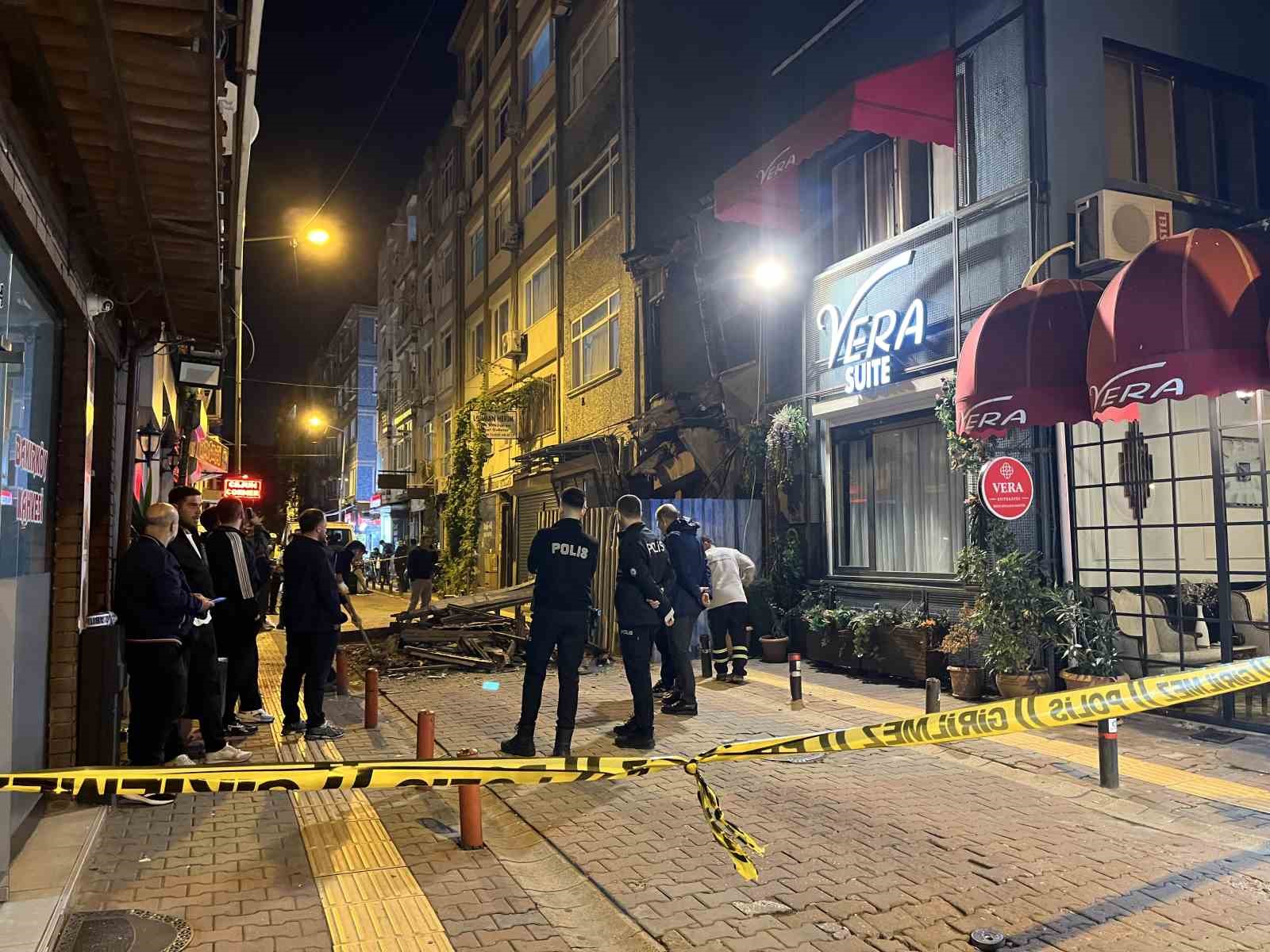 BAKIRKÖY’DE METRUK BİNANIN ÜST KATI SOKAĞA DOĞRU YIKILDI. BİNADAKİ KISMİ ÇÖKME ANI CEP TELEFONU KAMERASINA YANSIDI.
