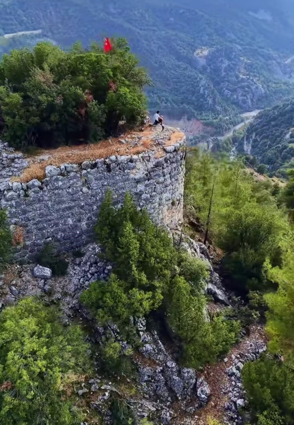 KAHRAMANMARAŞ’IN ANDIRIN İLÇESİNE BAĞLI GÖKGEDİK MAHALLESİ’NDE BULUNAN TARİHİ HİSAR KALESİ, SARP COĞRAFYASI VE TAŞ DUVARLARIYLA GEÇMİŞTEN GÜNÜMÜZE ULAŞAN TARİHİ YAPILAR ARASINDA YER ALIYOR