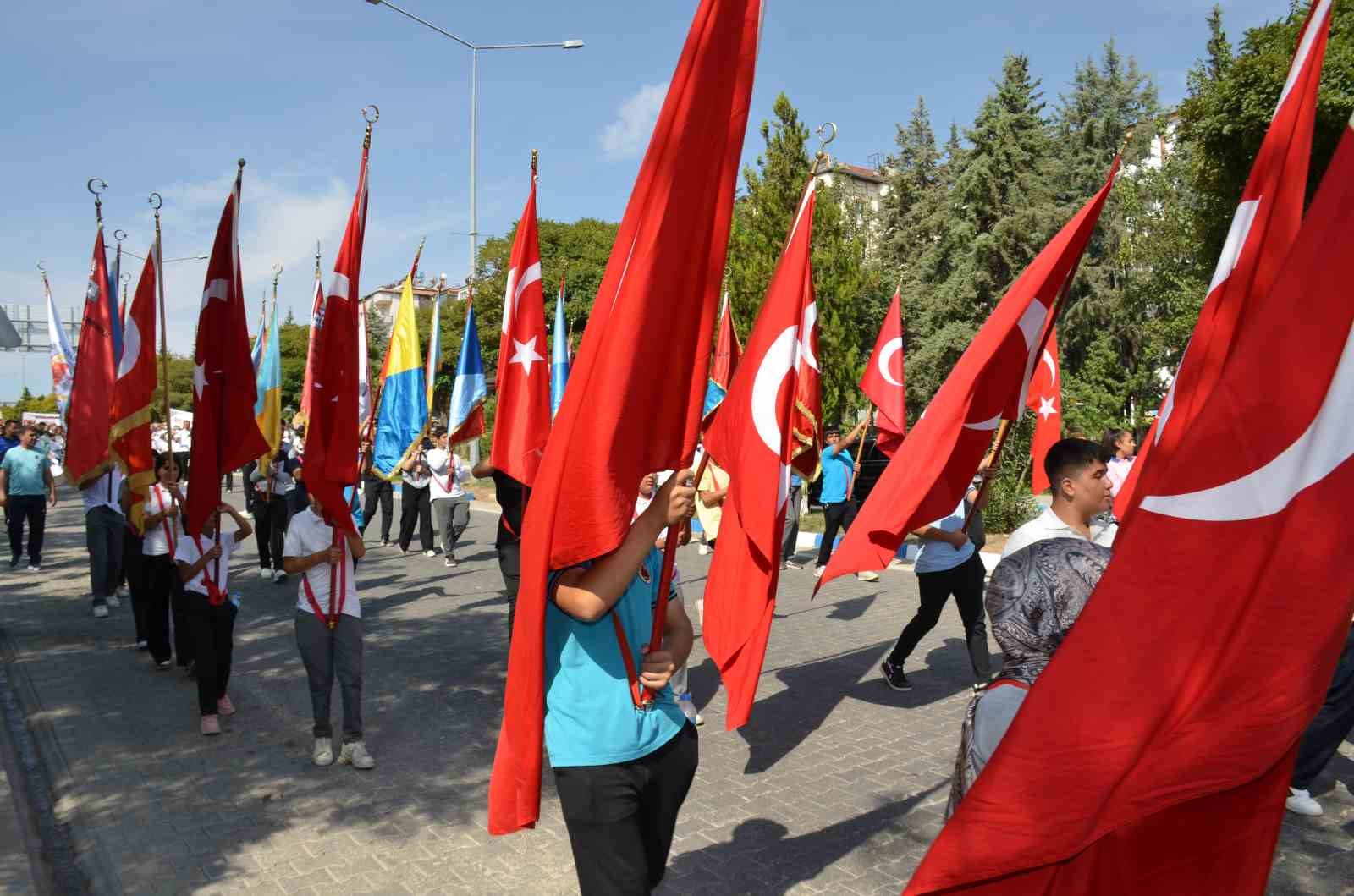 ADIYAMAN'IN BESNİ İLÇESİNDE BU YIL 28'İNCİSİ DÜZENLENEN BESNİ EĞİTİM BAYRAMI, YÜZLERCE KİŞİNİN KATILDIĞI YÜRÜYÜŞ VE AÇILIŞ TÖRENİYLE BAŞLADI.