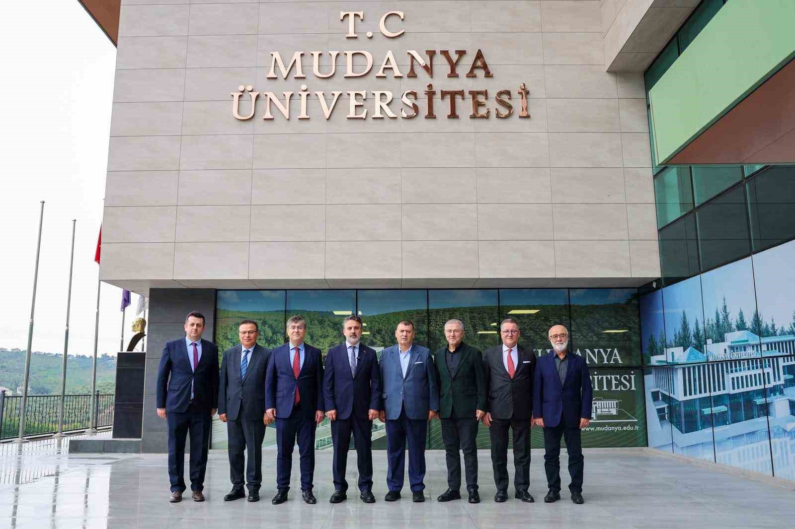 BURSA BÜYÜKŞEHİR BELEDİYE BAŞKAN VEKİLİ ŞAHİN BİBA, MUDANYA ÜNİVERSİTESİ’NDE GENÇLERE SESLENDİ: "BÜYÜKŞEHİR BELEDİYESİ OLARAK YANINIZDAYIZ. NEYE İHTİYACINIZ OLURSA BİZDEN DESTEK İSTEYEBİLİRSİNİZ. BUNU YAPARKEN DE HİÇBİR ZAMAN MAHCUBİYET DUYMAYIN. ÇÜNKÜ BELEDİYENİN İMKANLARI ZATEN SİZLERİN İMKANLARIDIR.   BİZ SİZİN OLANI SİZE SUNUYORUZ."
