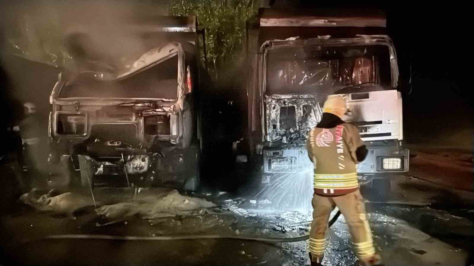 YANGINDA 3 KAMYON ALEV TOPUNA DÖNDÜ