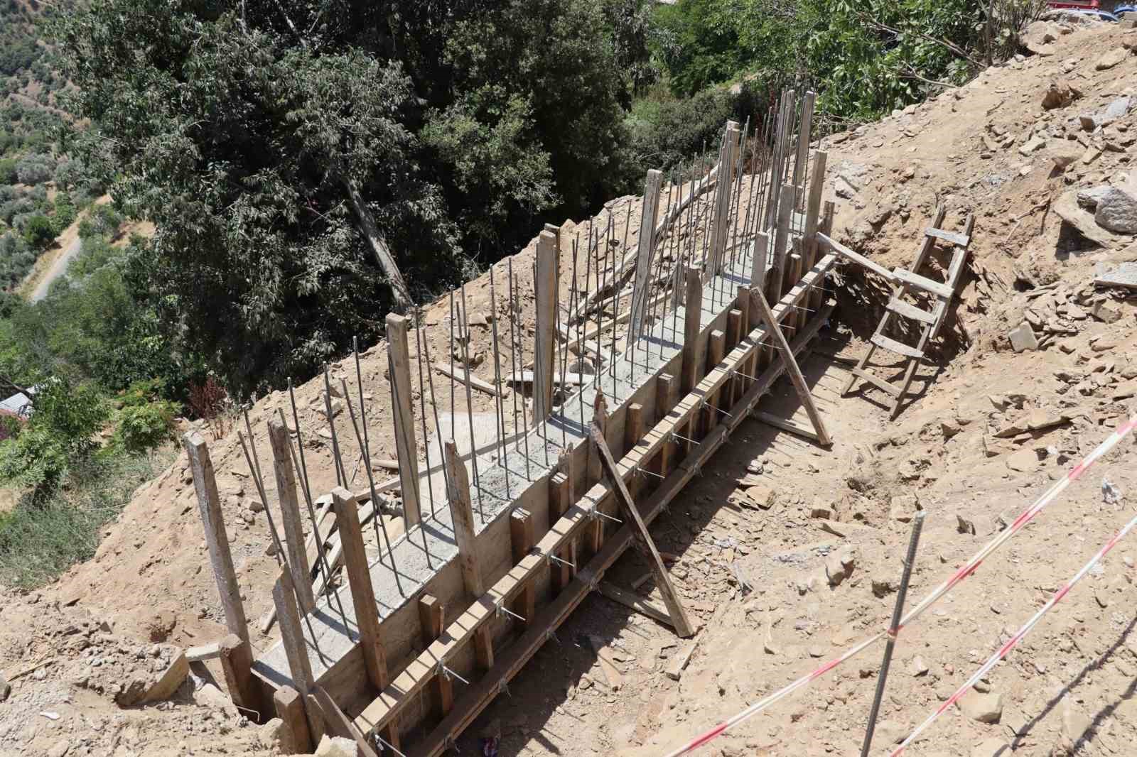 NAZİLLİ BELEDİYESİ, MERKEZ VE KIRSAL MAHALLELERDE SÜRDÜRDÜĞÜ YOL YAPIM, BAKIM VE ONARIM ÇALIŞMALARI KAPSAMINDA SAMAİLİ MAHALLESİ’NDE ULAŞIM GÜVENLİĞİNİ TEHDİT EDEN BÖLGEDE SUYUN KONTROLLÜ ŞEKİLDE TAHLİYE EDİLMESİ VE YOLUN ZARAR GÖRMESİNİN ÖNLENMESİ AMACIYLA MENFEZ İNŞA ETTİ.