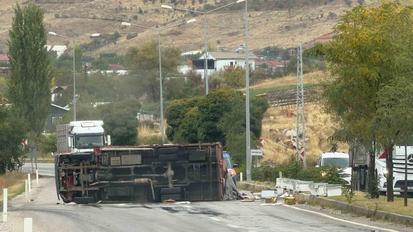 MALATYA-ADIYAMAN KARA YOLUNDA ARI YÜKLÜ KAMYONUN DEVRİLMESİ SONUCU 2 KİŞİ YARALANDI.