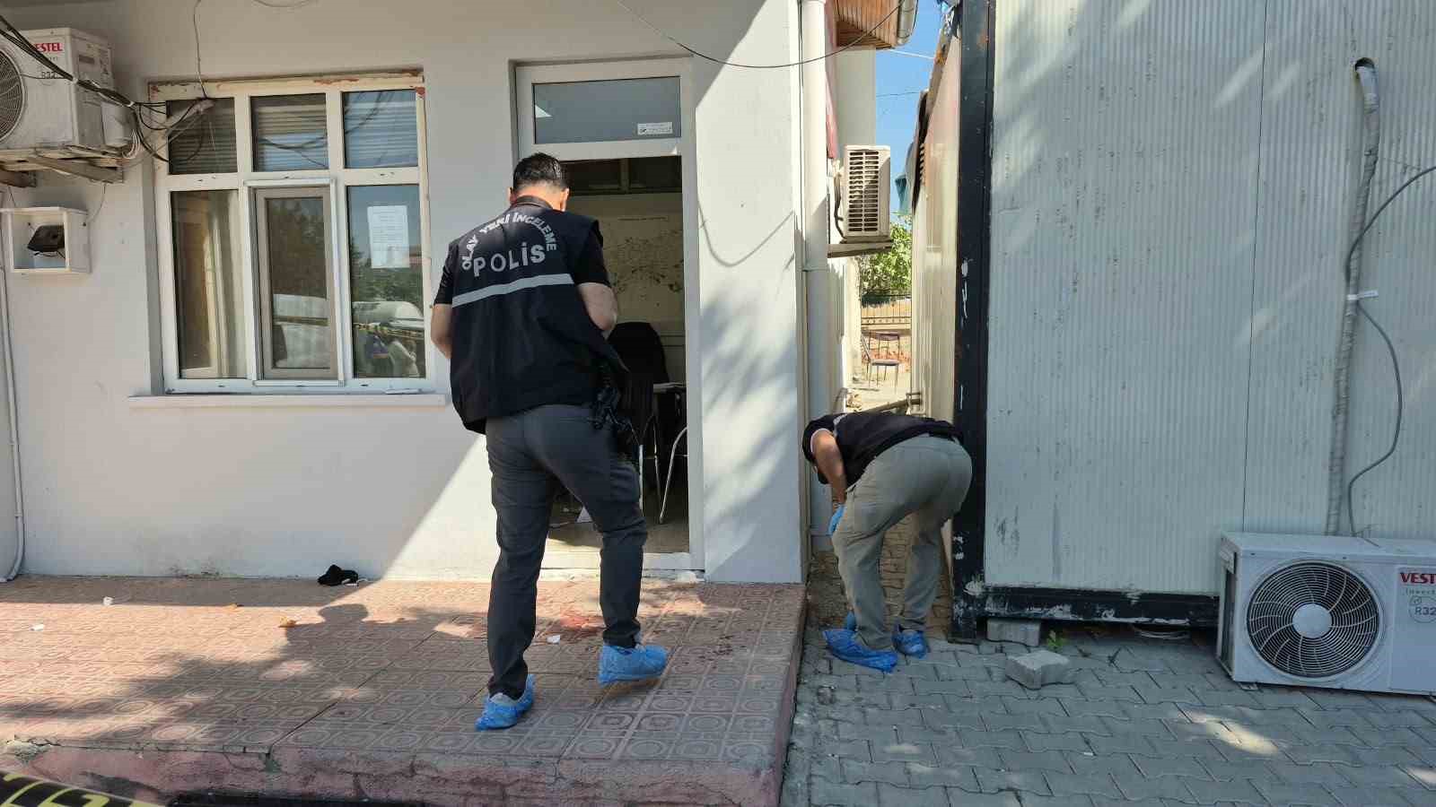 ADIYAMAN BELEDİYESİ EK HİZMET BİNASI BAHÇESİNDE 3 KİŞİNİN YARALANDIĞI SİLAHLI SALDIRININ, BELEDİYE ÇALIŞANLARININ KARIŞTIĞI MADDİ HASARLI TRAFİK KAZASININ ARDINDAN ÇIKAN TARTIŞMA NEDENİYLE MEYDANA GELDİĞİ ÖĞRENİLDİ.