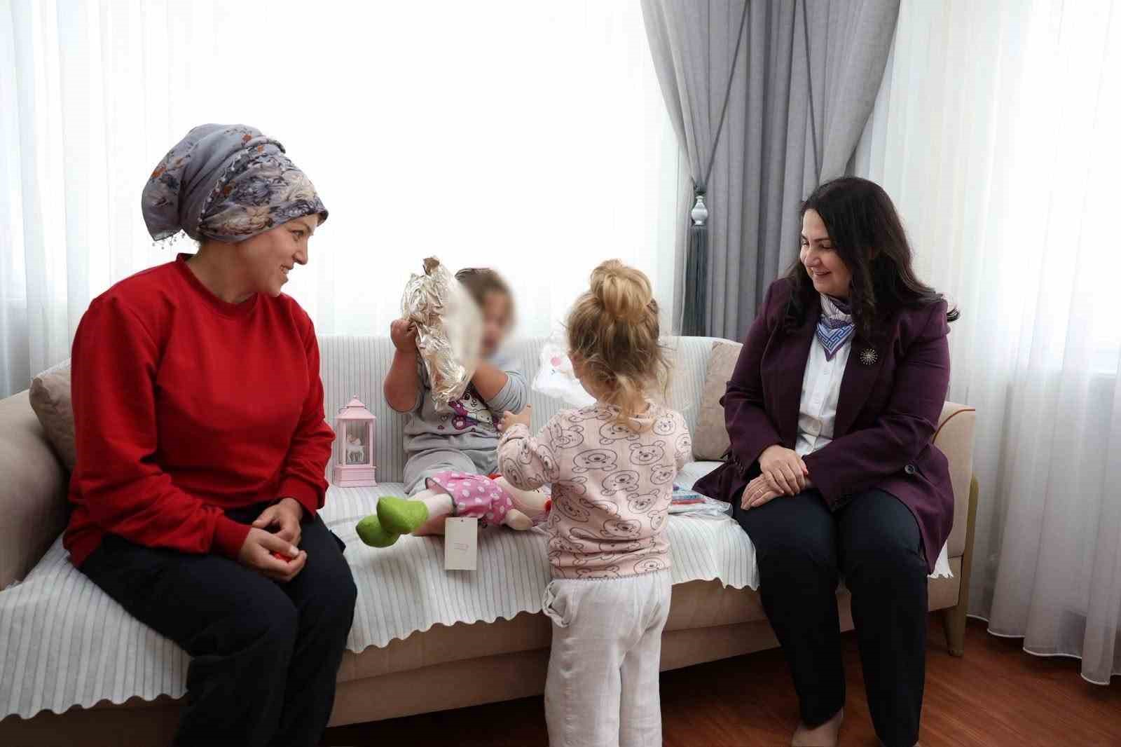 DÜZCE VALİSİ MEHMET MAKAS’IN EŞİ ELİF MAKAS, DEVLET KORUMASI ALTINDA BULUNAN ÇOCUKLARIN YAŞADIĞI EVİ ZİYARET EDEREK ÇOCUKLARLA BİR ARAYA GELDİ.