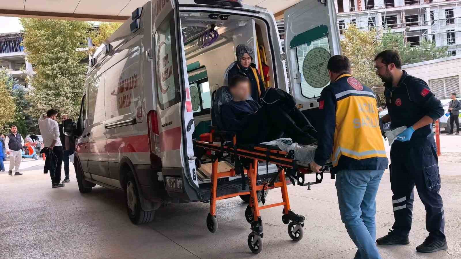 BURSA’NIN İNEGÖL İLÇESİNDE MEYDANA GELEN OLAYDA, ARIZALANAN MOTOSİKLETİNİ TAMİR ETMEYE ÇALIŞAN 35 YAŞINDAKİ KADİR B., ELİNİ ZİNCİR İLE DİŞLİ ARASINA KAPTIRDI. KAZADA TALİHSİZ GENCİN SAĞ EL BAŞ PARMAĞI KOPTU.