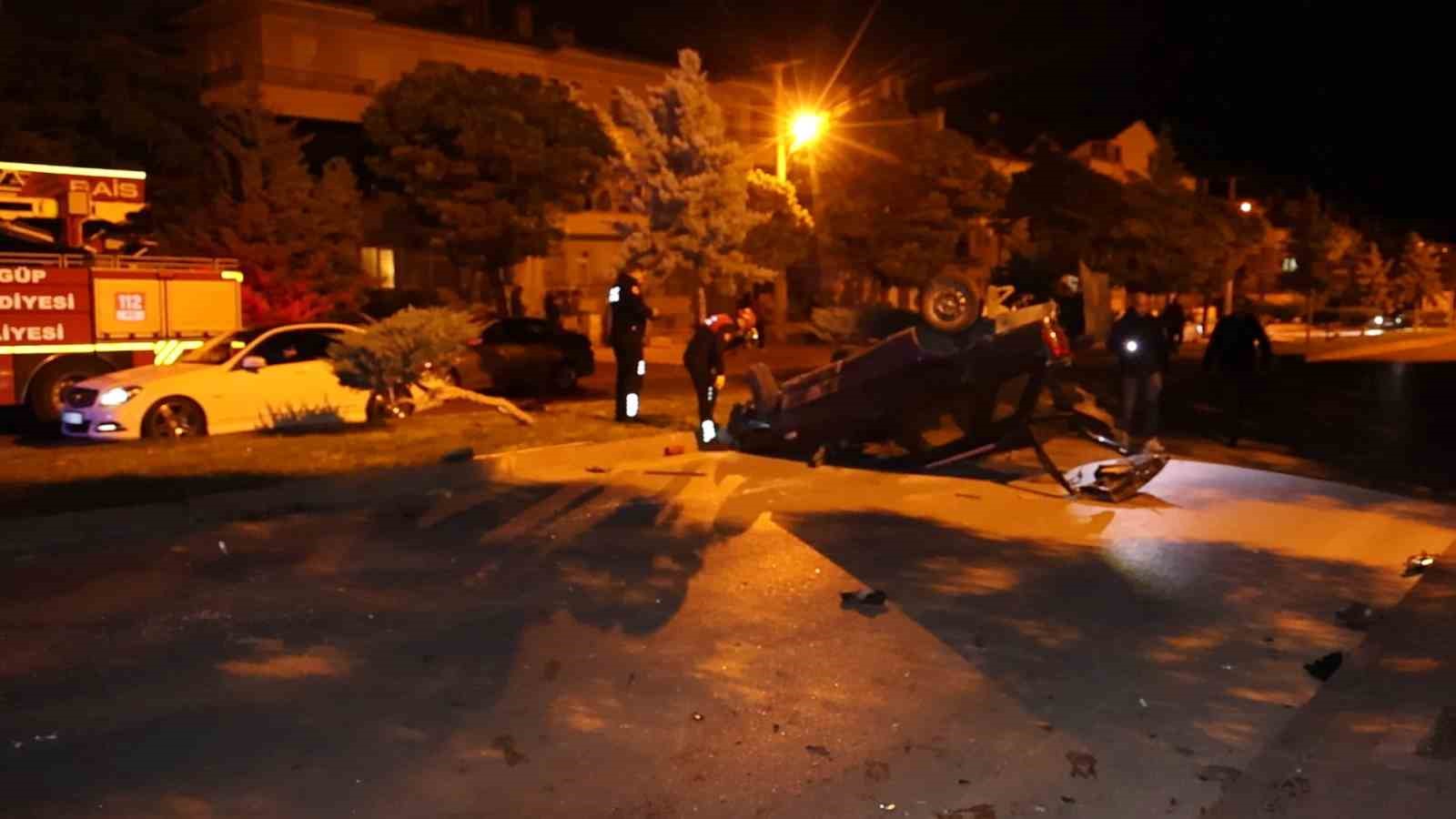 NEVŞEHİR’İN ÜRGÜP İLÇESİNDE İKİ OTOMOBİLİN YARIŞ YAPTIĞI SIRADA KAVŞAKTA DÖNÜŞ YAPMAK İSTEYEN BAŞKA BİR OTOMOBİLE ÇARPMASI SONUCU MEYDANA GELEN KAZADA 6 KİŞİ YARALANDI.