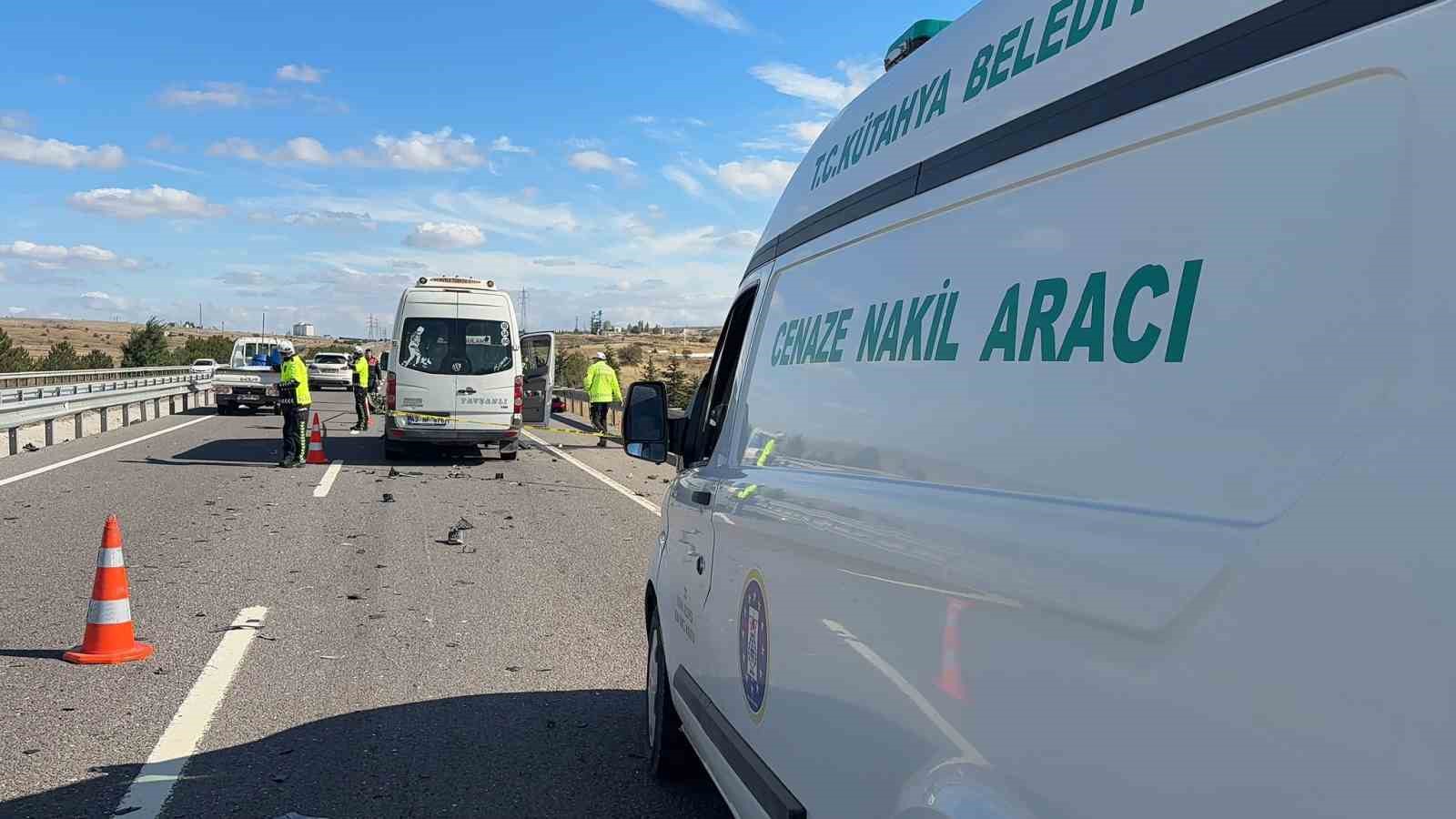 KÜTAHYA’DA MİNİBÜSLE ÇARPIŞAN MOTOSİKLETİN 23 YAŞINDAKİ SÜRÜCÜSÜ HAYATINI KAYBETTİ