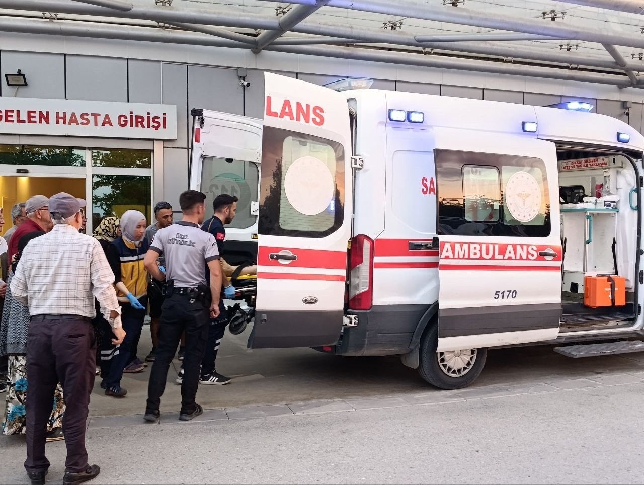 BEYŞEHİR İLÇESİNDE TIR İLE OTOMOBİLİN ÇARPIŞMASI SONUCU 1 KİŞİ HAYATINI KAYBETTİ, 1’İ AĞIR 3 KİŞİ DE YARALANDI.