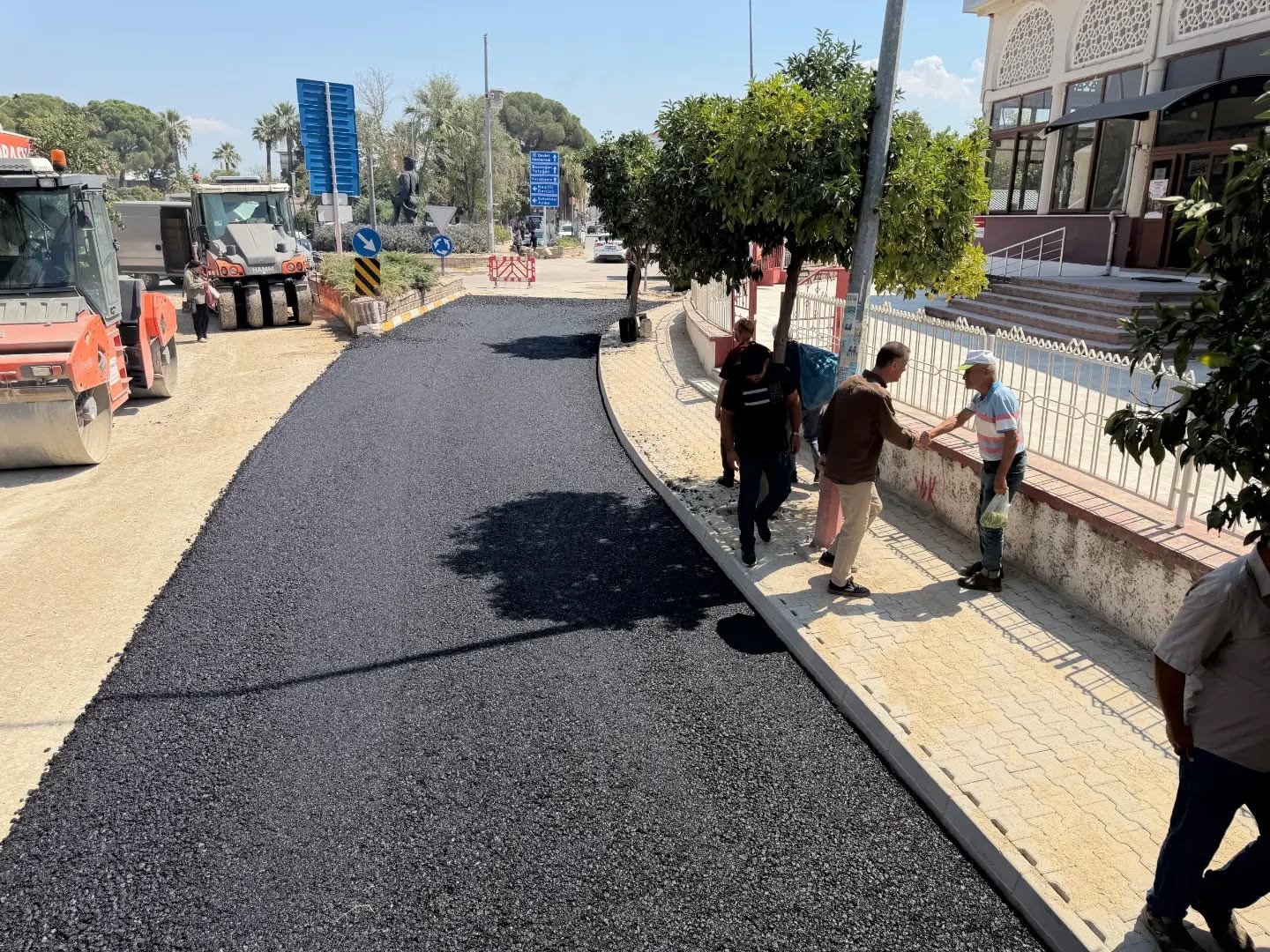 YENİPAZAR İLÇESİNİN ÖNEMLİ ULAŞIM ARTERLERİNDEN YÖRÜKALİ EFE CADDESİ’NDE 2. ETAP SICAK ASFALT SERİM ÇALIŞMALARI BAŞLARKEN, ÇALIŞMALARI İNCELEYEN BELEDİYE BAŞKANI MALİK ERCAN; "BU ASFALTLAMA ÇALIŞMASIYLA CADDEMİZE ESTETİK BİR GÖRÜNÜM KAZANDIRACAĞIZ" DEDİ.