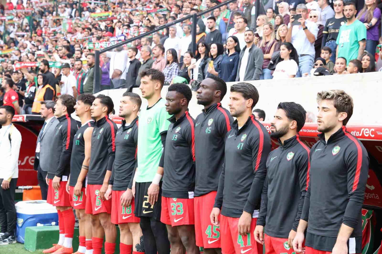 TRENDYOL SÜPER LİG’İN 8. HAFTASINDA AMED SPORTİF FAALİYETLER, SAHASINDA KONYASPOR İLE MÜCADELE EDİYOR. MÜSABAKANIN İLK YARISI GOLSÜZ EŞİTLİK İLE SONUÇLANDI.