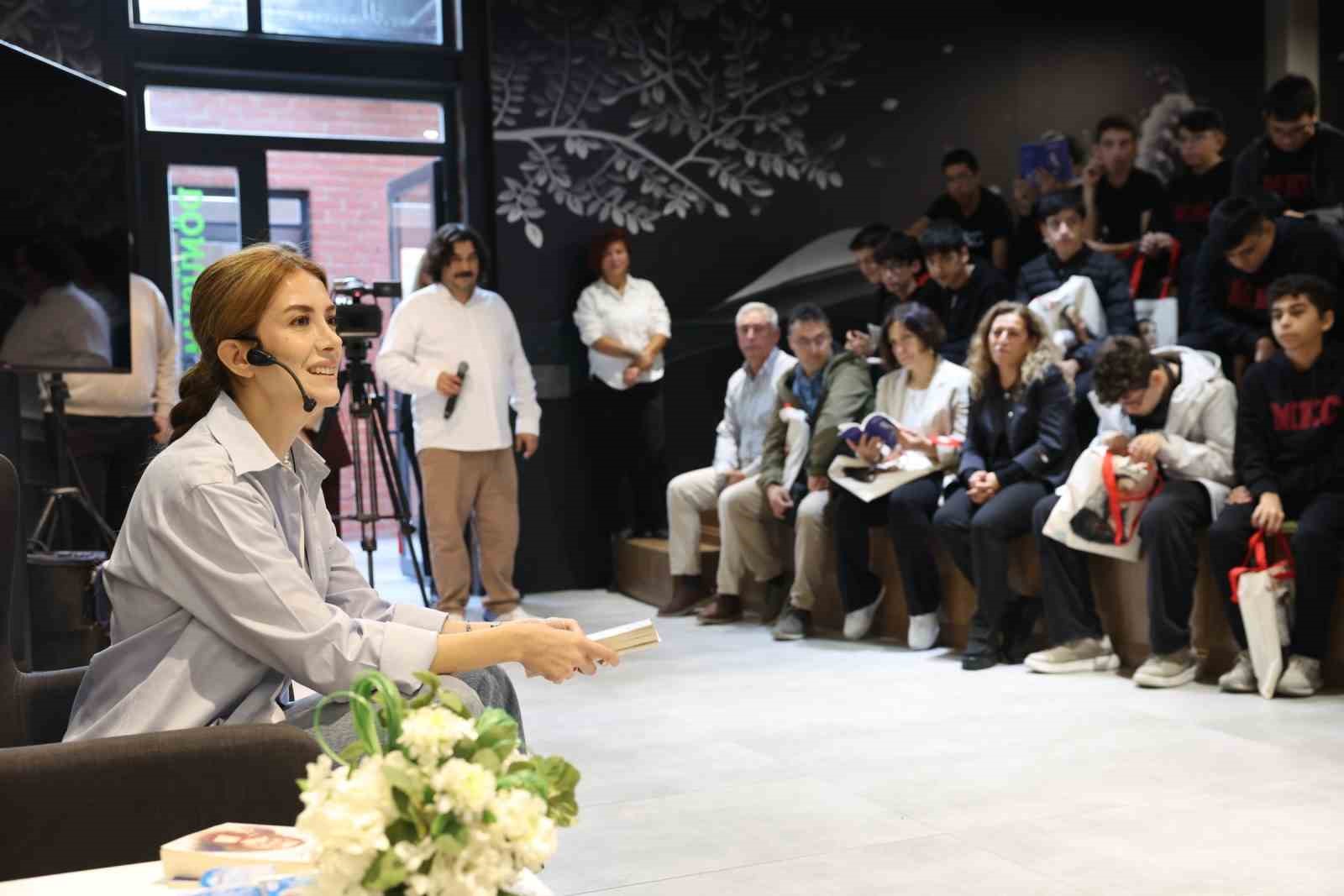 NİLÜFER BELEDİYESİ'NİN "2026 YILIN YAZARI SENNUR SEZER" ETKİNLİKLERİ KAPSAMINDA OYUNCU ELİT ANDIÇ ÇAMİ KOZA KÜTÜPHANE'DE LİSELİLERLE, MARMARABİRLİK TESİSLERİNDE İSE FABRİKA İŞÇİLERİYLE BİR ARAYA GELEREK USTA ŞAİRİN ŞİİRLERİNİ SESLENDİRDİ.