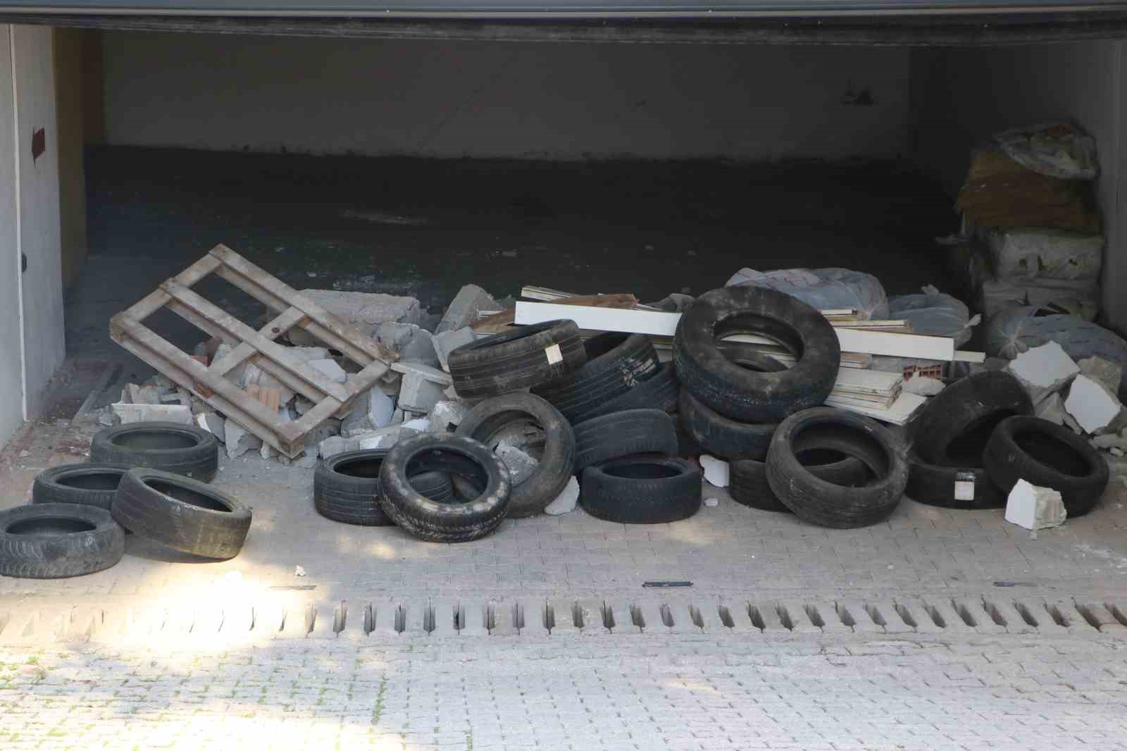 ADANA’DA İKİ İŞ MERKEZİ ARASINDA ORTAK OLDUĞU ÖNE SÜRÜLEN KAPALI OTOPARKIN KULLANIMI NEDENİYLE BAŞLAYAN ANLAŞMAZLIK MAHKEMEYE TAŞINIRKEN, TADİLAT MOLOZLARININ OTOPARK GİRİŞİNDE BİRİKMESİYLE ARAÇLAR İÇERİDE MAHSUR KALDI.