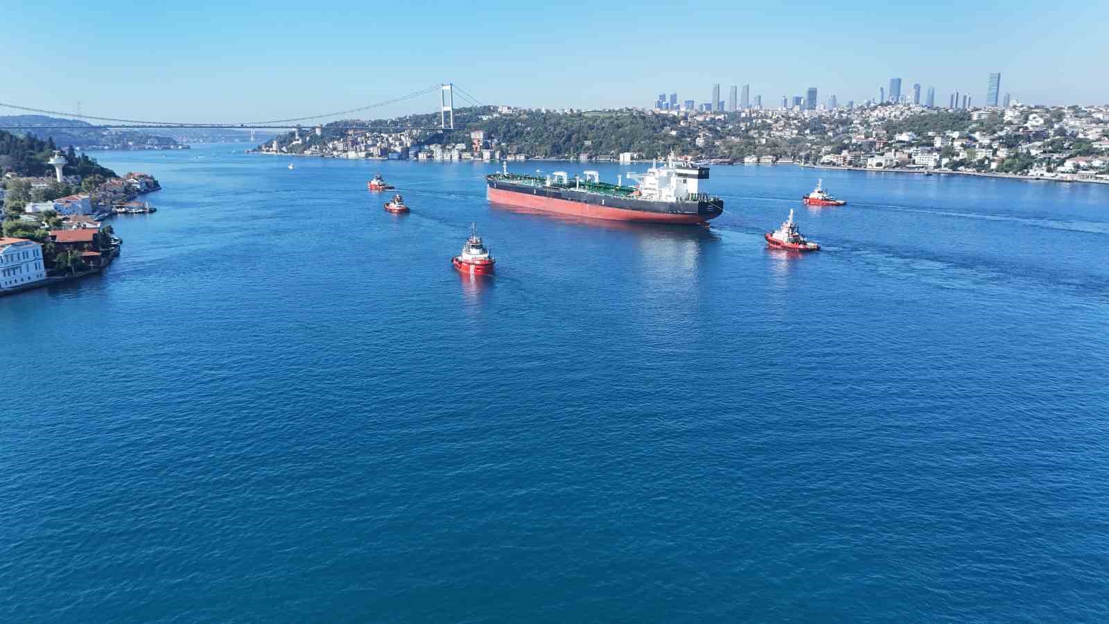 RUSYA'NIN KARADENİZ KIYISINDAKİ NOVOROSSİYSK LİMANI YAKINLARINDA BULUNAN HAZAR BORU HATTI KONSORSİYUMU (CPC) TERMİNALİNDE HAM PETROL YÜKLEYEN LİBERYA BAYRAKLI PETROL TANKERİ, İNSANSIZ HAVA ARACI (İHA) İLE HEDEF ALINDI.