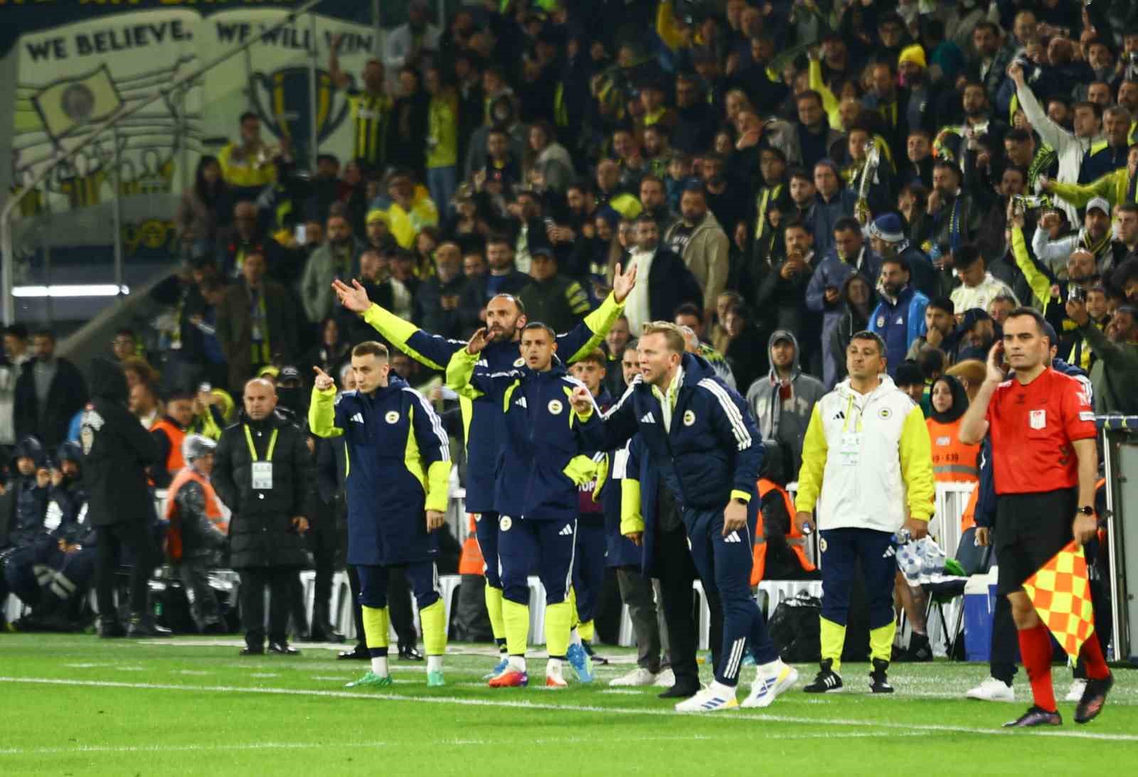 TRENDYOL SÜPER LİG'İN 8. HAFTASINDA FENERBAHÇE, CORENDON ALANYASPOR'U KONUK EDİYOR. MÜCADELENİN İLK YARISI SARI-LACİVERTLİLERİN 1-0'LIK ÜSTÜNLÜĞÜYLE TAMAMLANDI.
