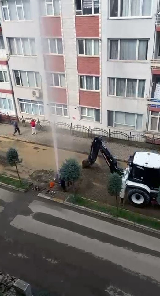 GİRESUN’DA BELEDİYE TARAFINDAN BİR SÜRE ÖNCE BAŞLATILAN ALTYAPI ÇALIŞMALARI KAPSAMINDA DEĞİŞTİRİLEN ŞEBEKE SU BORUSU PATLADI