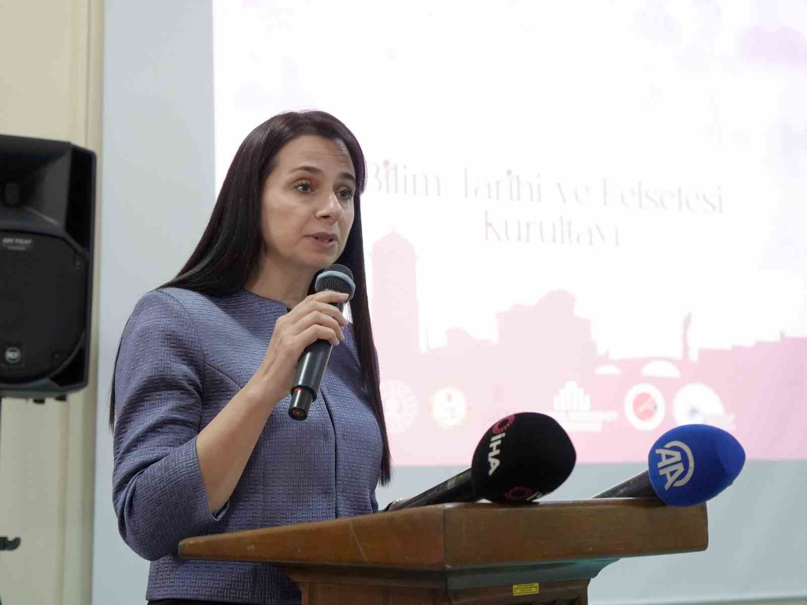 İSTANBUL MEDENİYET ÜNİVERSİTESİ BİLİM TARİHİ ENSTİTÜSÜ DÜZENLEME KURULU BAŞKANI DOÇ. DR. ŞULE TAŞKIRAN, “KURULTAYDA GEÇMİŞTEKİ GELİŞMELERİ DEĞERLENDİRMEYİ, BUGÜNÜ ANLAMAYI VE GELECEĞE İLİŞKİN BİR PERSPEKTİF OLUŞTURMAYI HEDEFLİYORUZ” DEDİ.
