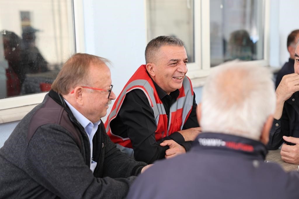 ŞEHZADELER BELEDİYESİ, TARIMSAL ÜRETİMİN ÖNEMLİ MERKEZLERİNDEN VEZİROĞLU VE YENİKÖY MAHALLELERİNDE TOPLAM 20,2 KİLOMETRELİK OVA YOLUNDA BAKIM VE DÜZENLEME ÇALIŞMASI GERÇEKLEŞTİRDİ. BELEDİYE BAŞKANI HAKAN ŞİMŞEK, İLÇE GENELİNDE SEZON BAŞINDA BELİRLENEN 350 KİLOMETRELİK HEDEFİN YÜZDE 80’İNDEN FAZLASININ TAMAMLANDIĞINI AÇIKLADI.