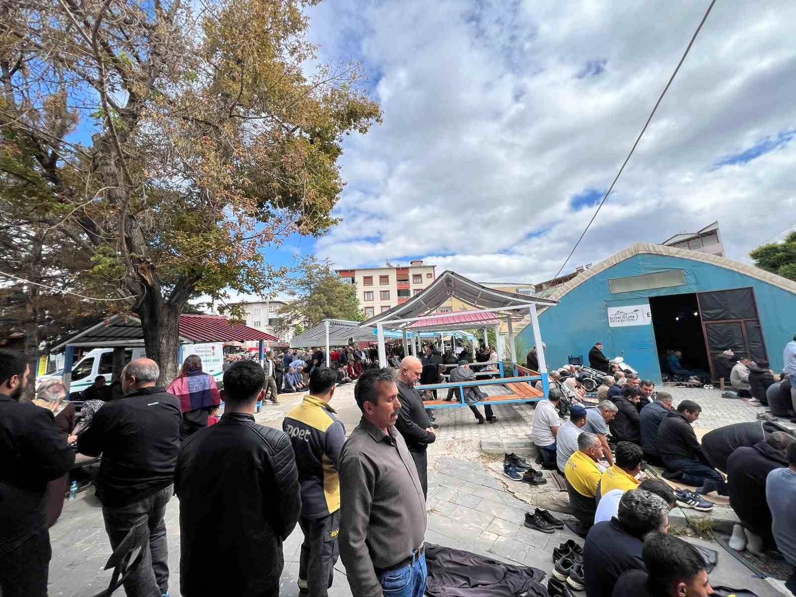 KAHRAMANMARAŞ’IN GÖKSUN İLÇESİNDE OTOMOBİLİN KÖPRÜDEN UÇMASI SONUCU HAYATINI KAYBEDEN İKİ KİŞİ SON YOLCULUĞUNA UĞURLANDI