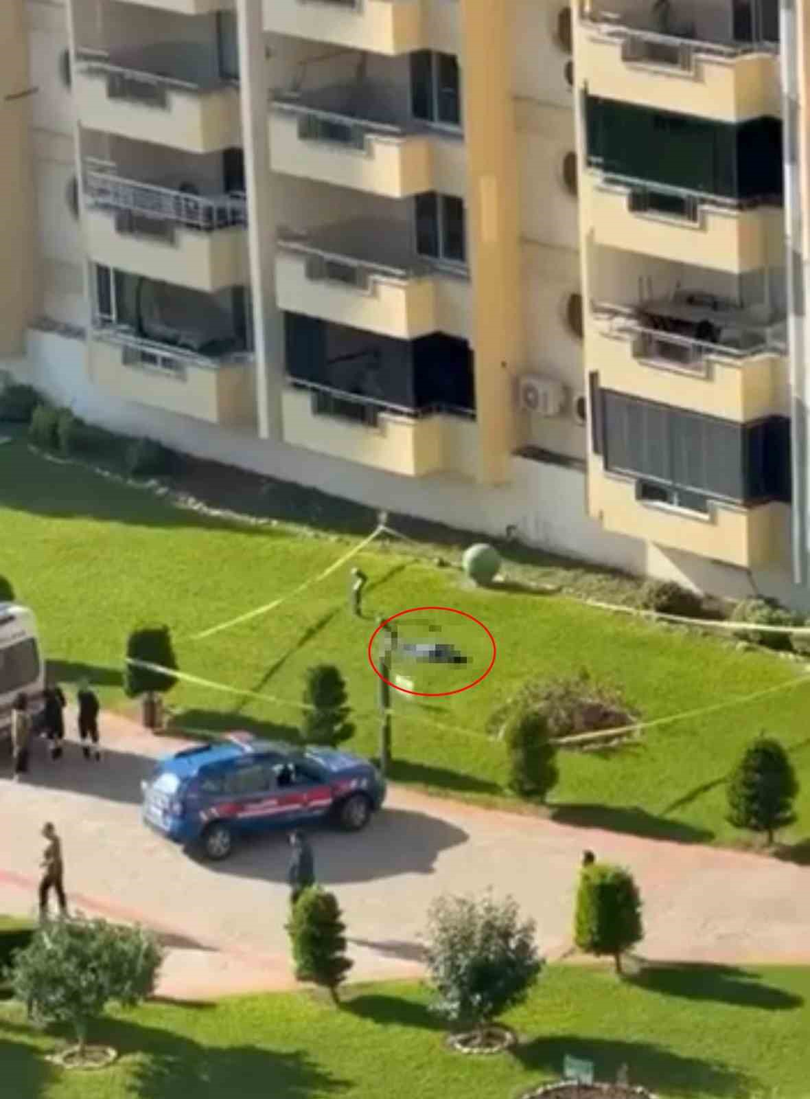 ŞARKICI ATİLLA TAŞ’IN KIZI SEZEN TAŞ, MERSİN’İN ERDEMLİ İLÇESİNDE BULUNAN BİR TATİL SİTESİNDEKİ APARTMANIN 14’ÜNCÜ KATINDAN İDDİAYA GÖRE DÜŞEREK HAYATINI KAYBETTİ.