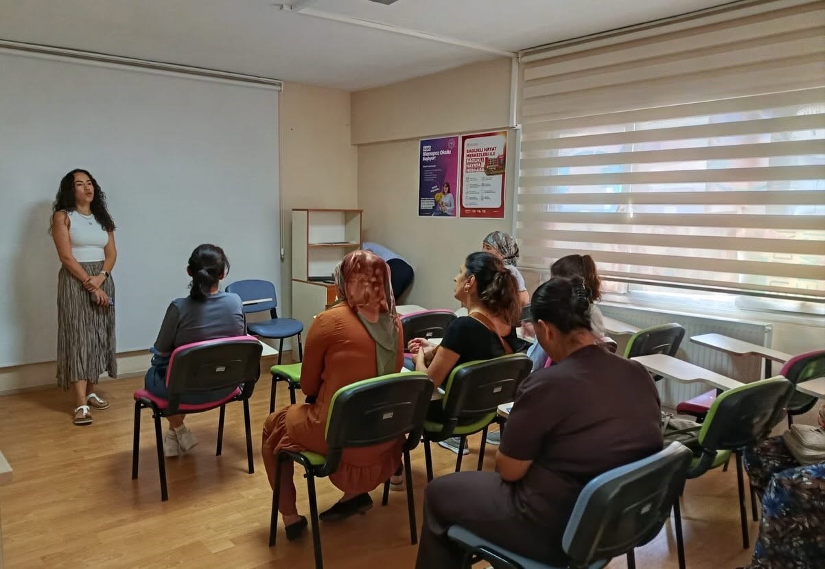 AYDIN'IN SÖKE İLÇESİNDE DÜZENLENEN “SAĞLIKLI MENOPOZ OKULU” EĞİTİMİNDE KADINLARA MENOPOZ DÖNEMİNDE SAĞLIĞIN KORUNMASI, DENGELİ BESLENME, FİZİKSEL AKTİVİTE VE SAĞLIKLI YAŞAM KONUSUNDA BİLGİLER VERİLDİ.
